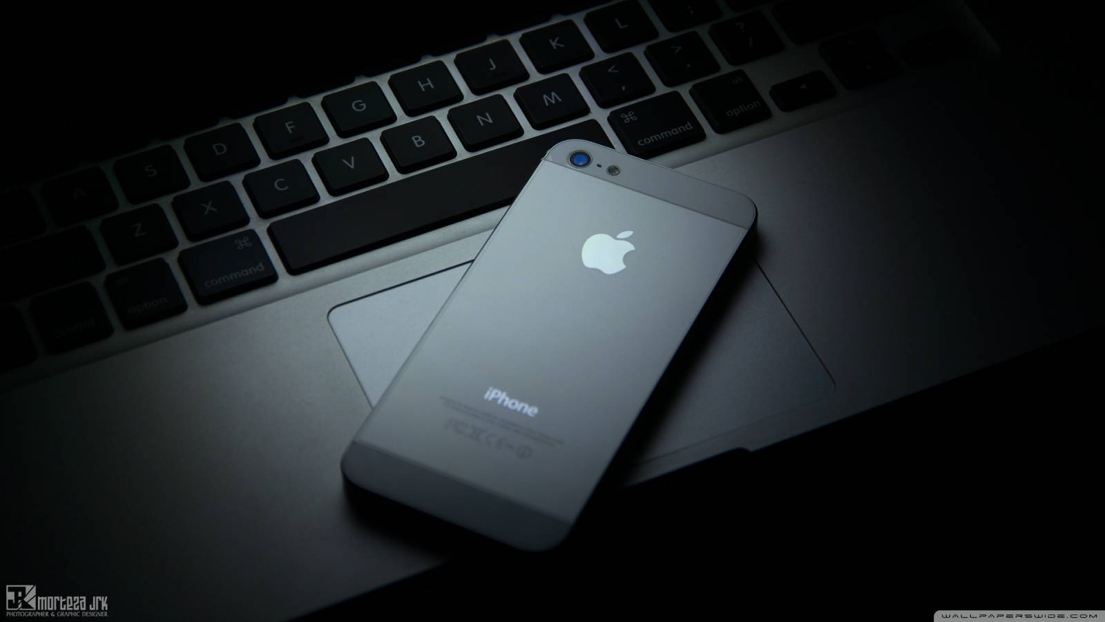 Fængslende Apple iPhone på et Træbord Wallpapers