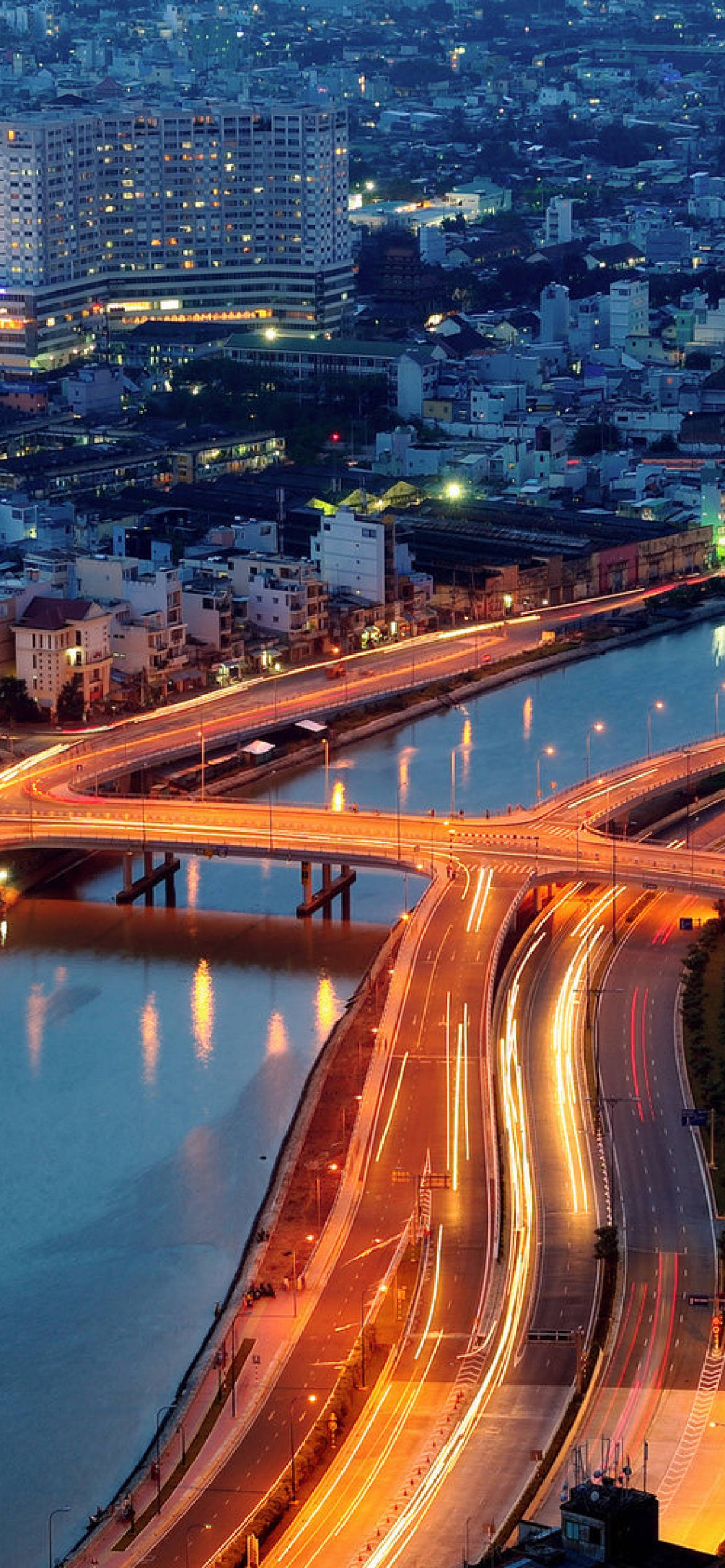 Fængslende Ho Chi Minh City om natten med travl trafik Wallpapers