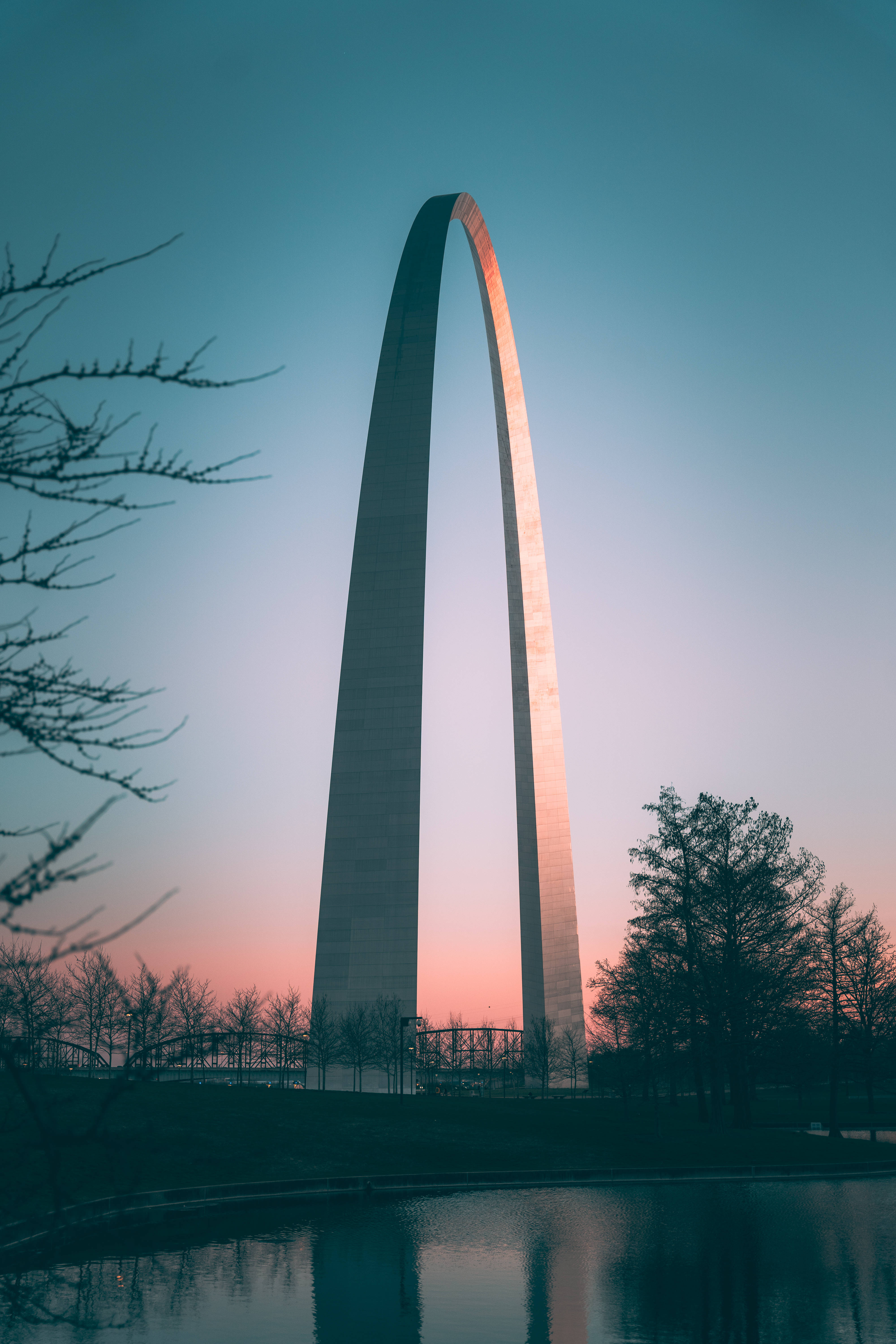 Fængslende udsigt over St. Louis Arch ved solnedgang Wallpapers
