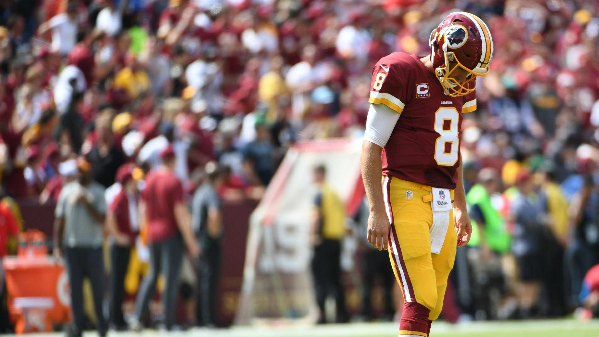 Fodboldspiller Kirk Cousins ser ned Wallpapers