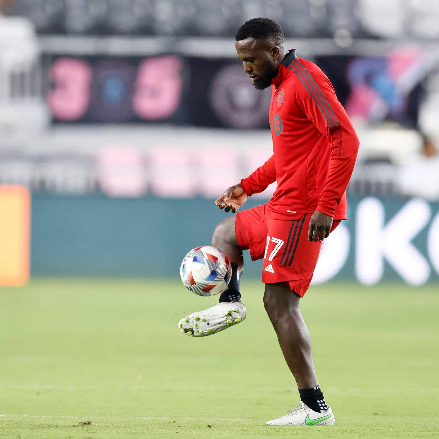 Fodboldspilleren Jozy Altidore jonglerer med bolden Wallpapers