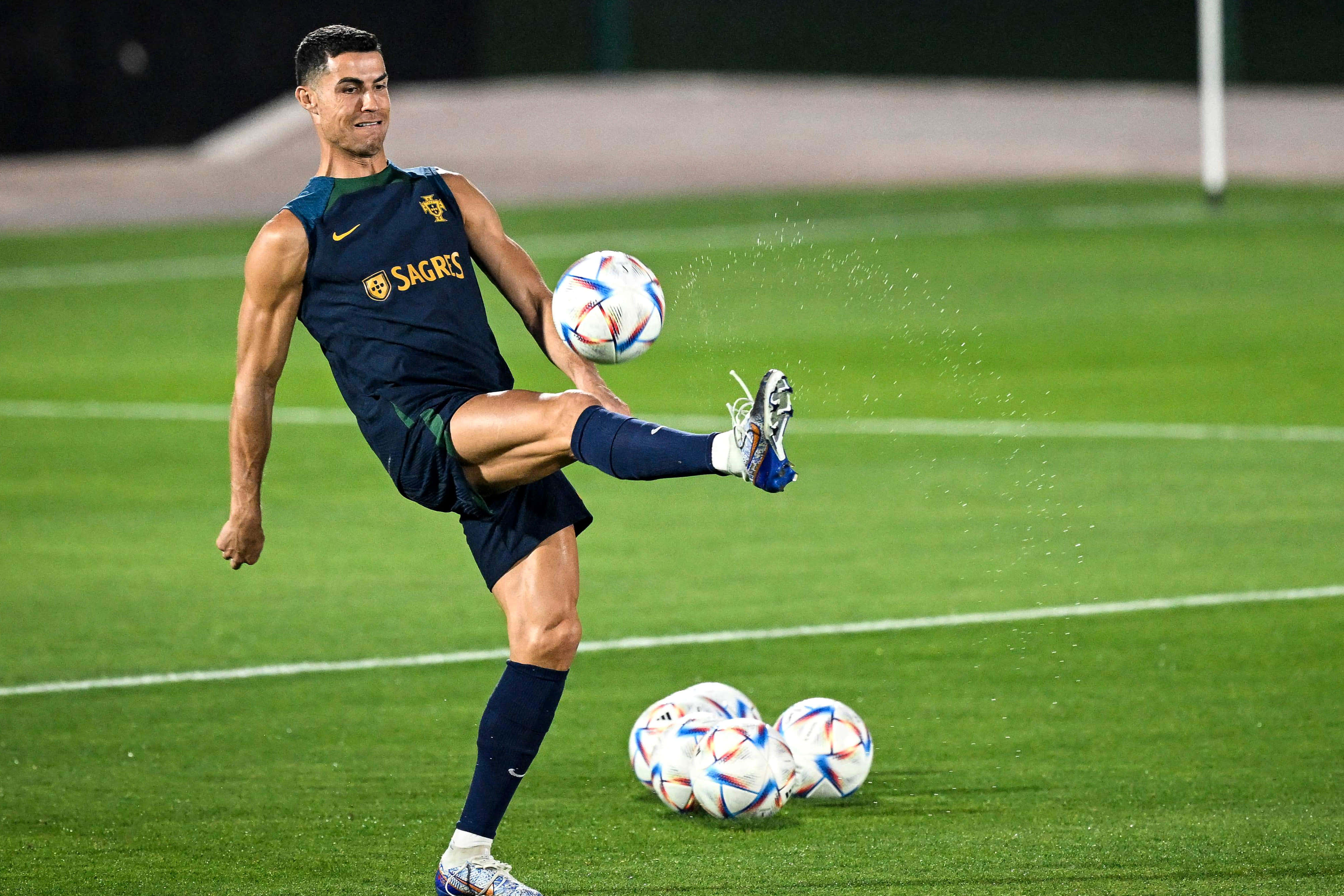 Fodboldstjernen Cristiano Ronaldo viser sit talent Wallpapers