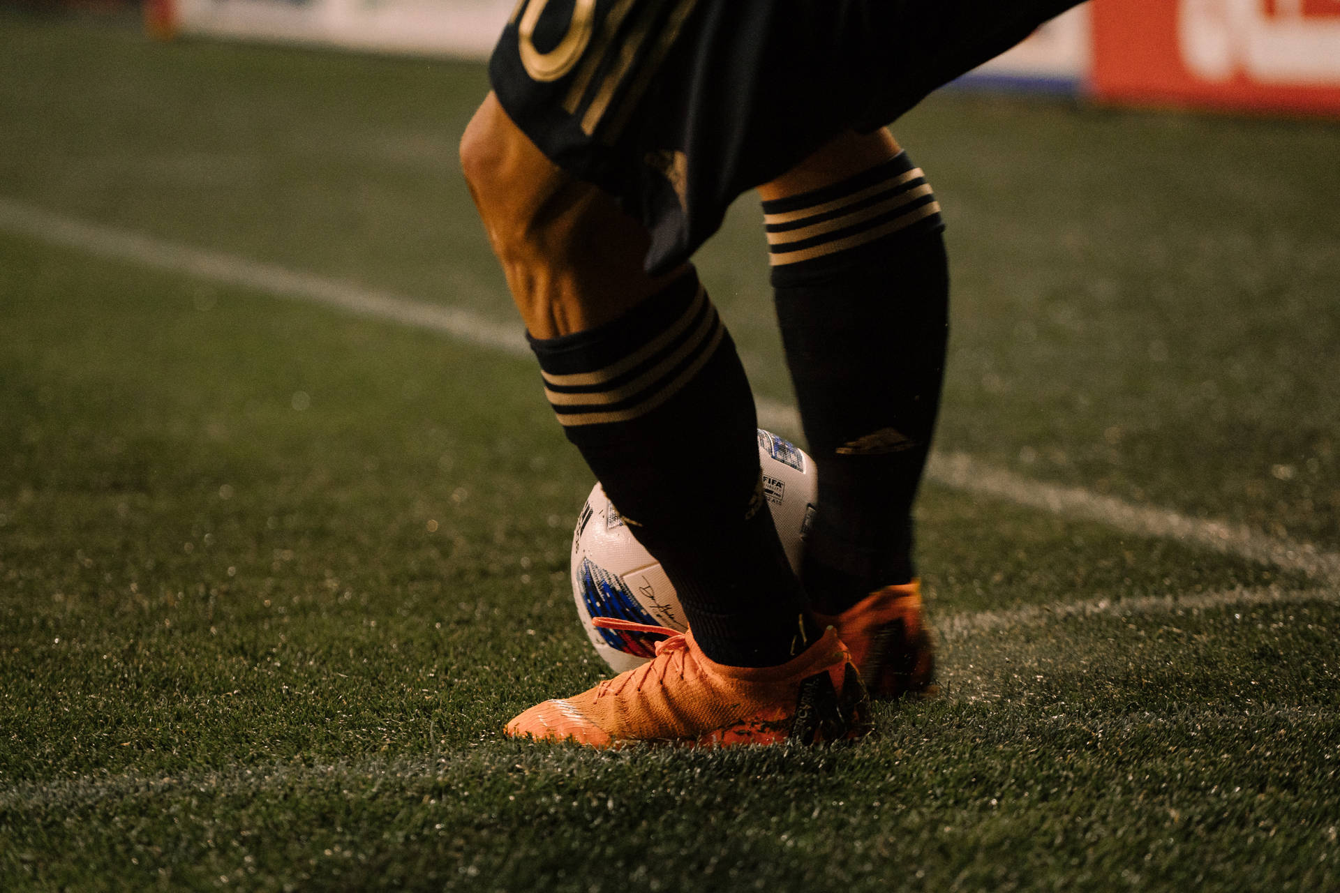 Fodboldstøvler professionel fodboldspiller skrivebordsbaggrund. — Fodbold Wallpapers