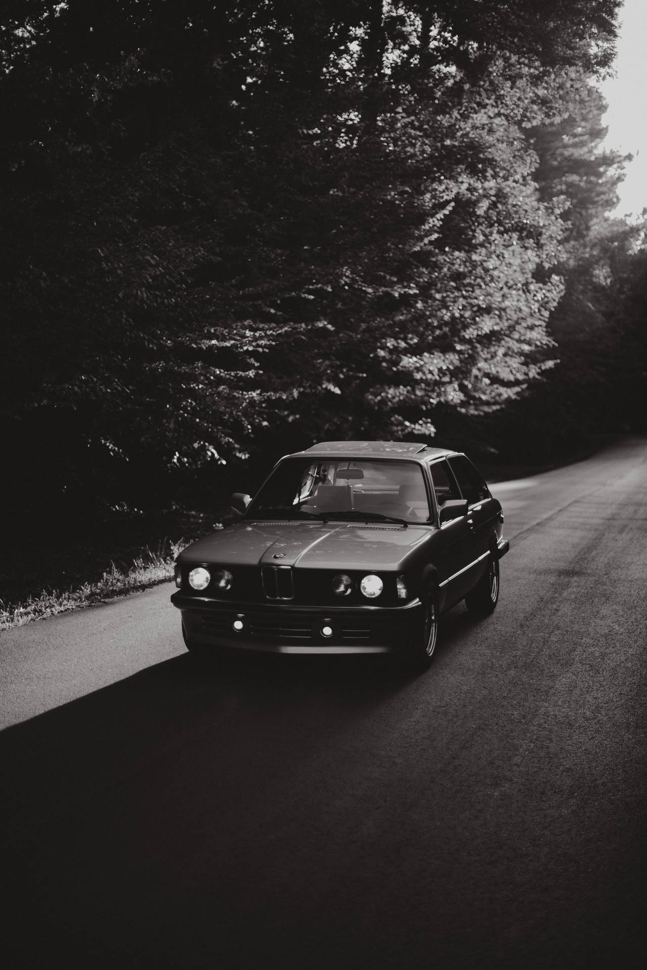 Sort-hvid baggrundsbillede af en gammel BMW på vejen — Bmw Wallpapers