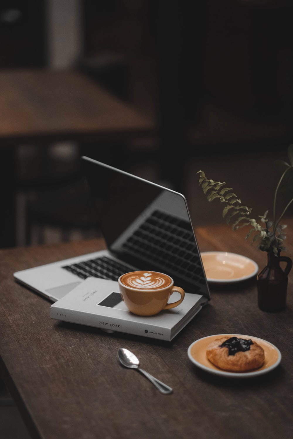 Fokuseret fotografi af kaffe på bærbar computer Wallpapers