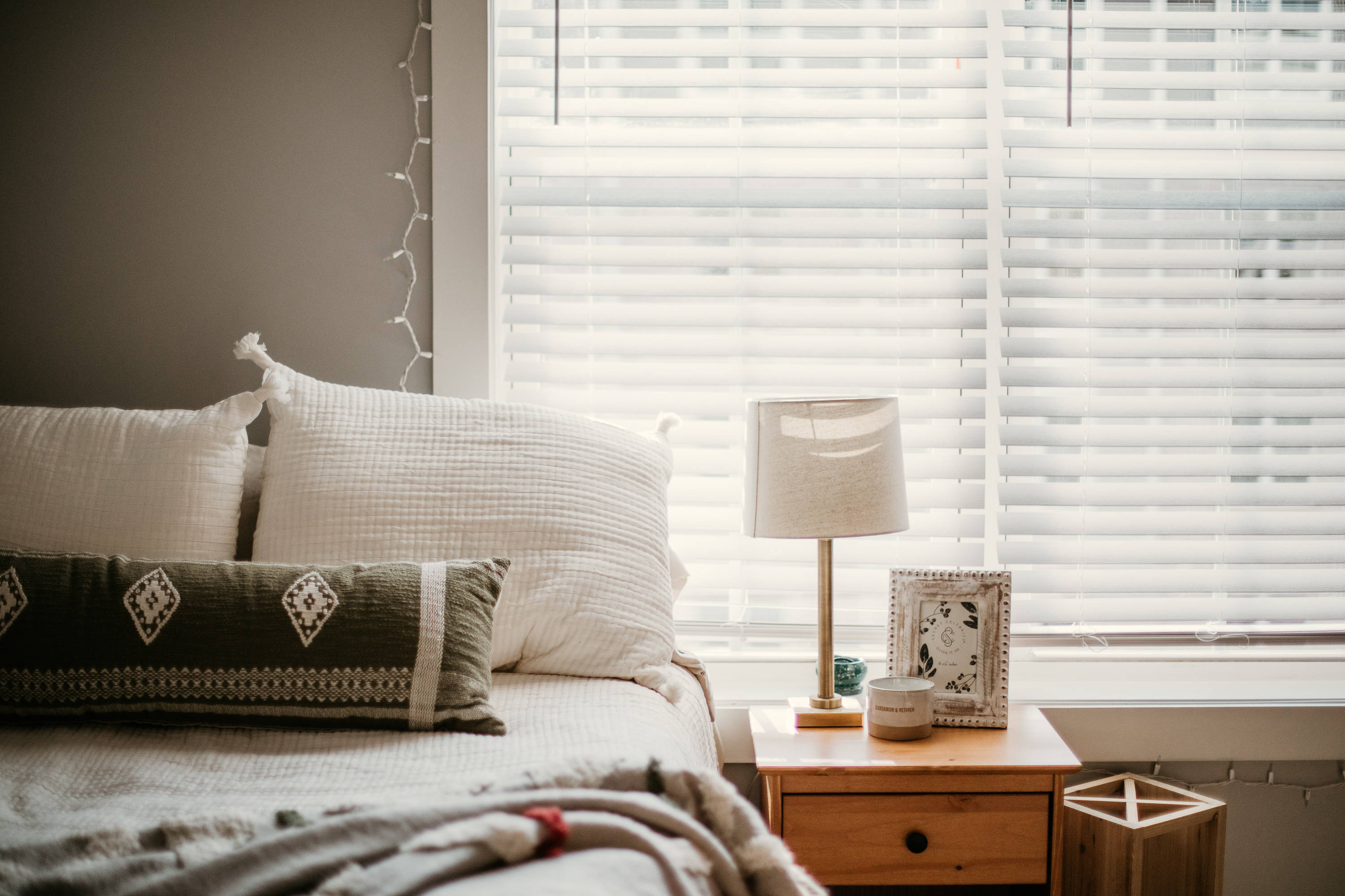 Fordyb dig i den rolige stemning i en boheme-stue med jordnære nuancer og boho-chic indretning Wallpapers