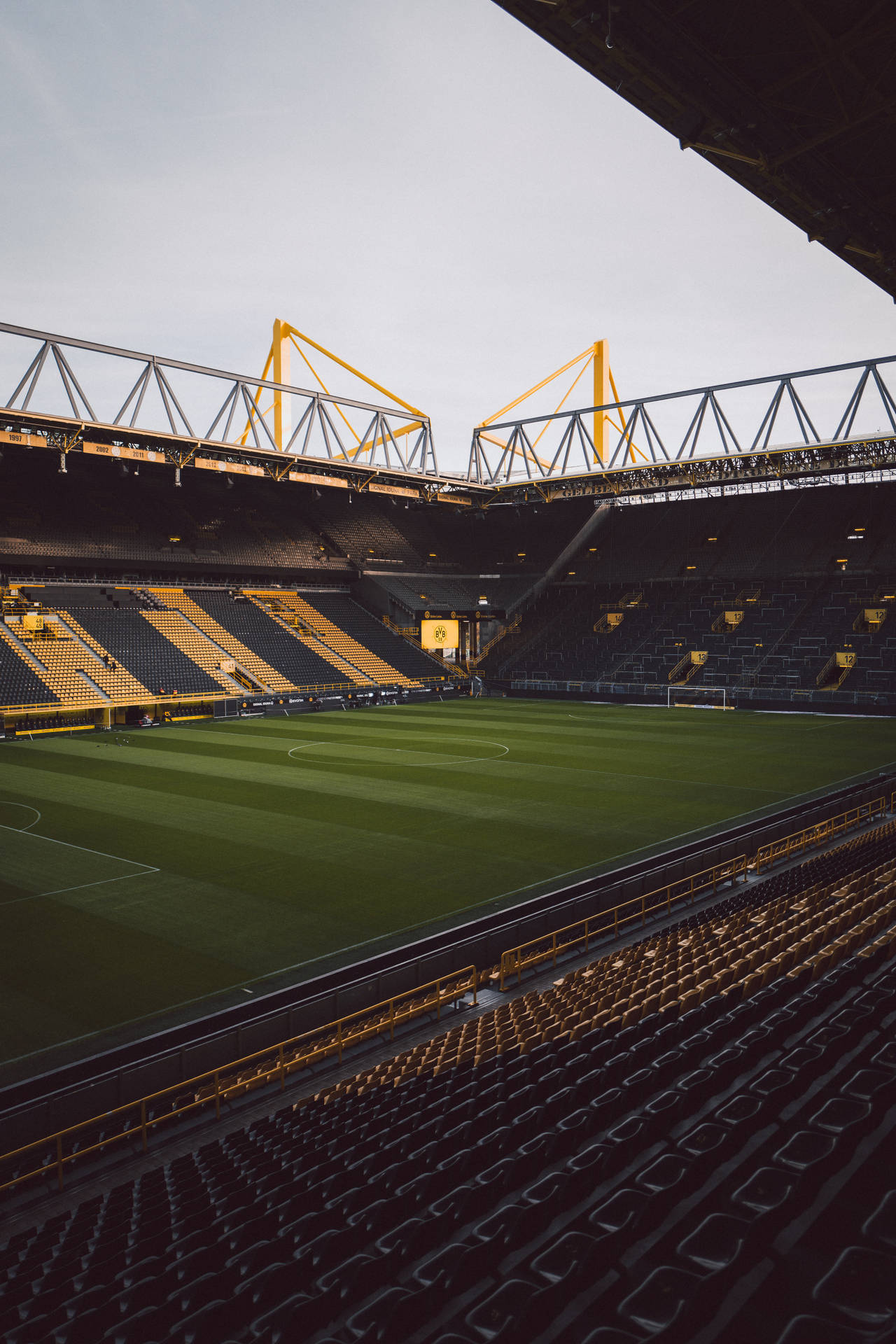 Tomt fodboldstadion oplyst af sollys mobilbaggrund. — Fodbold Wallpapers