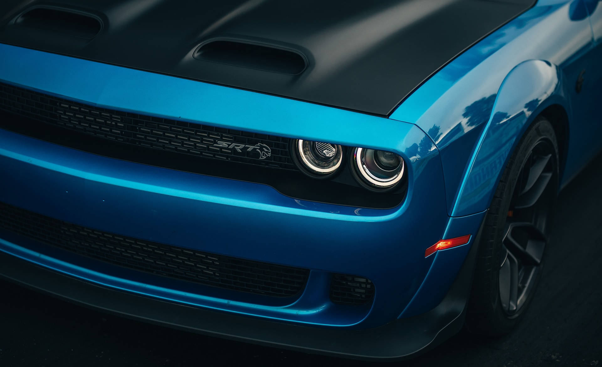 Forlygter På En Blå Dodge Challenger Wallpapers