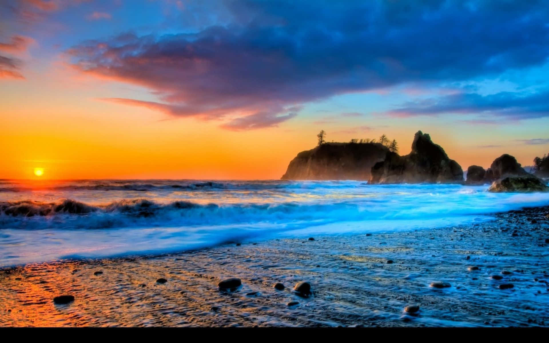 Fortab dig i skønheden ved en solnedgang på stranden Wallpapers