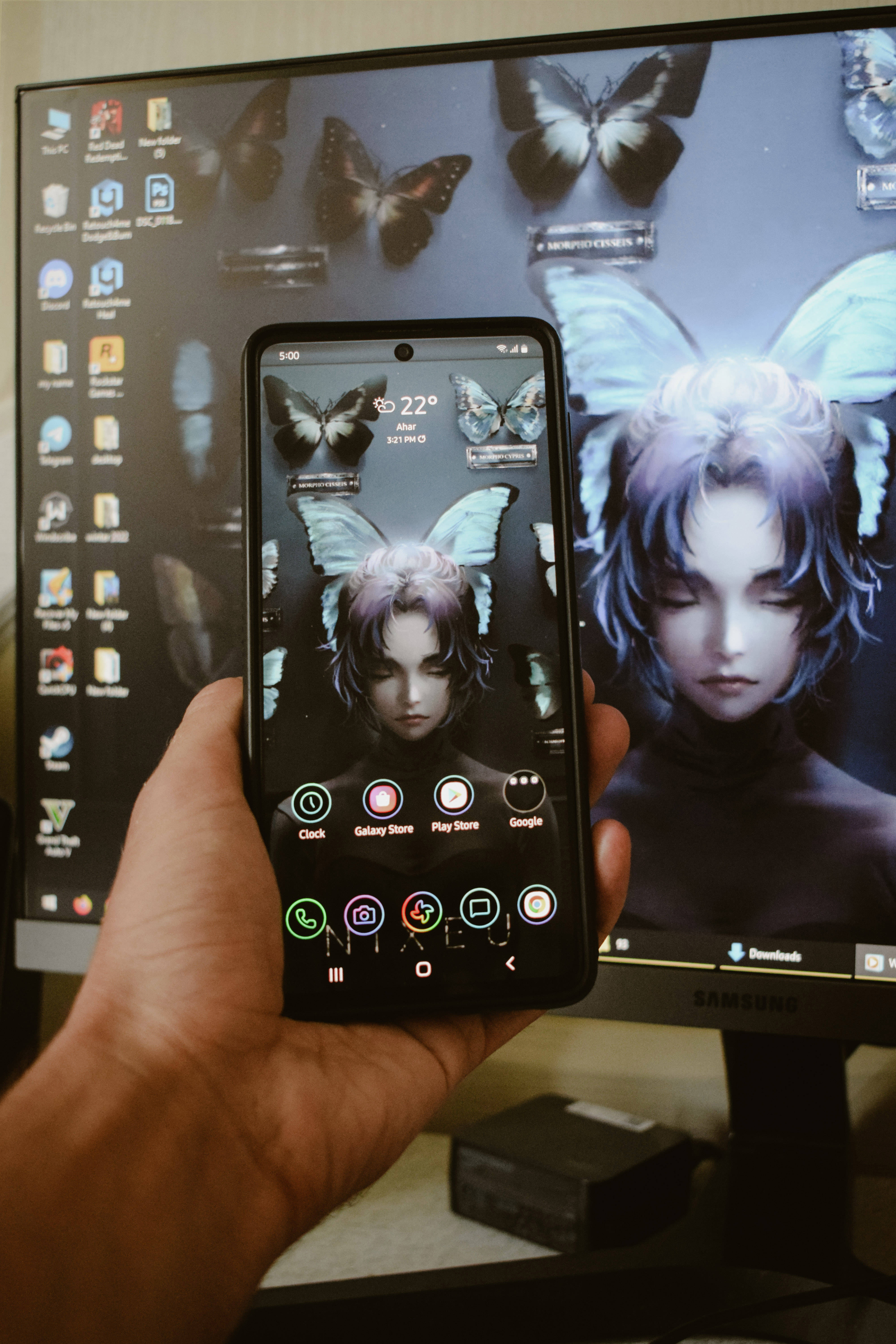 Fortryllende anime-kvinde med telefon Wallpapers