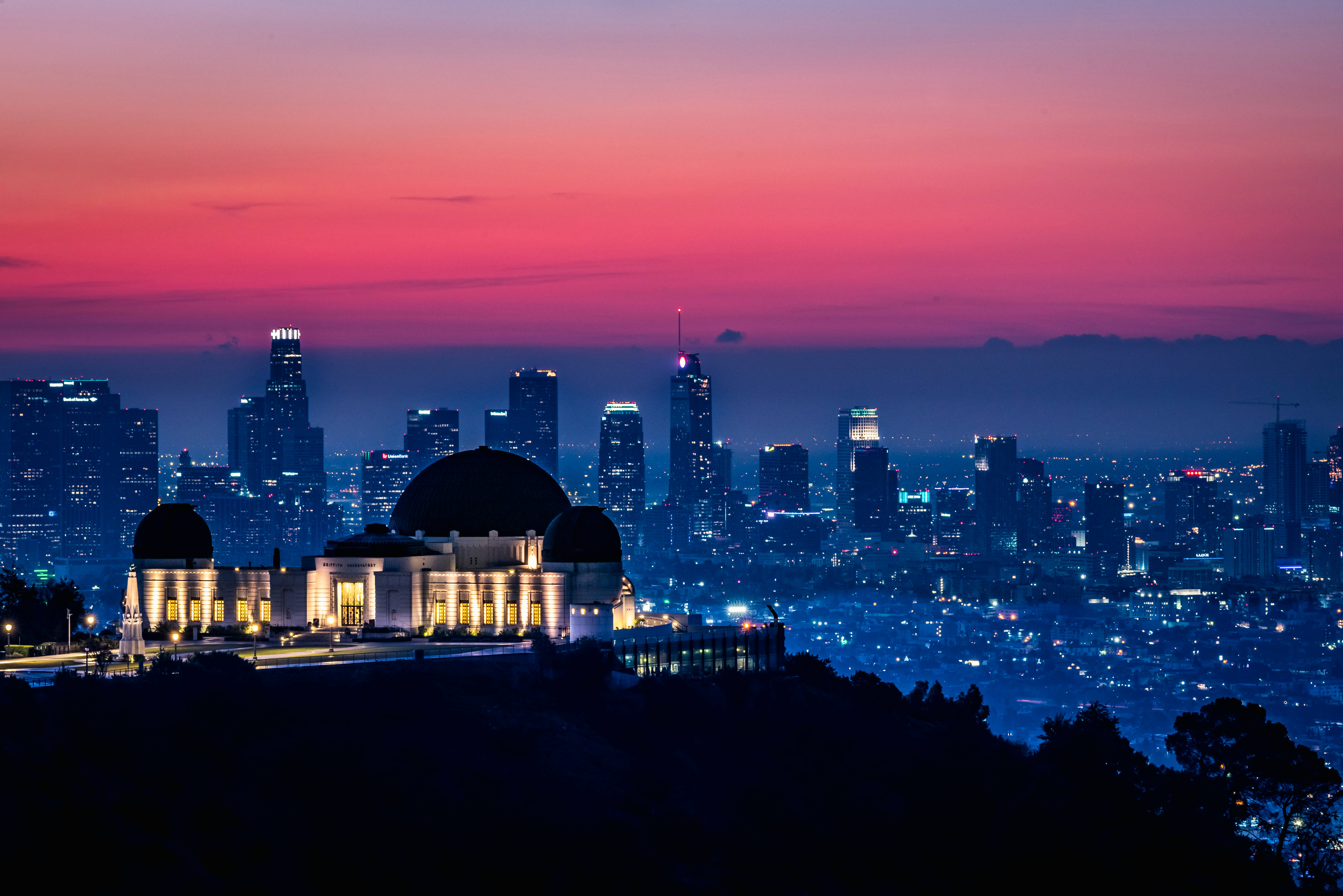 Fortryllende solnedgang over Los Angeles fra Griffith Observatory Wallpapers