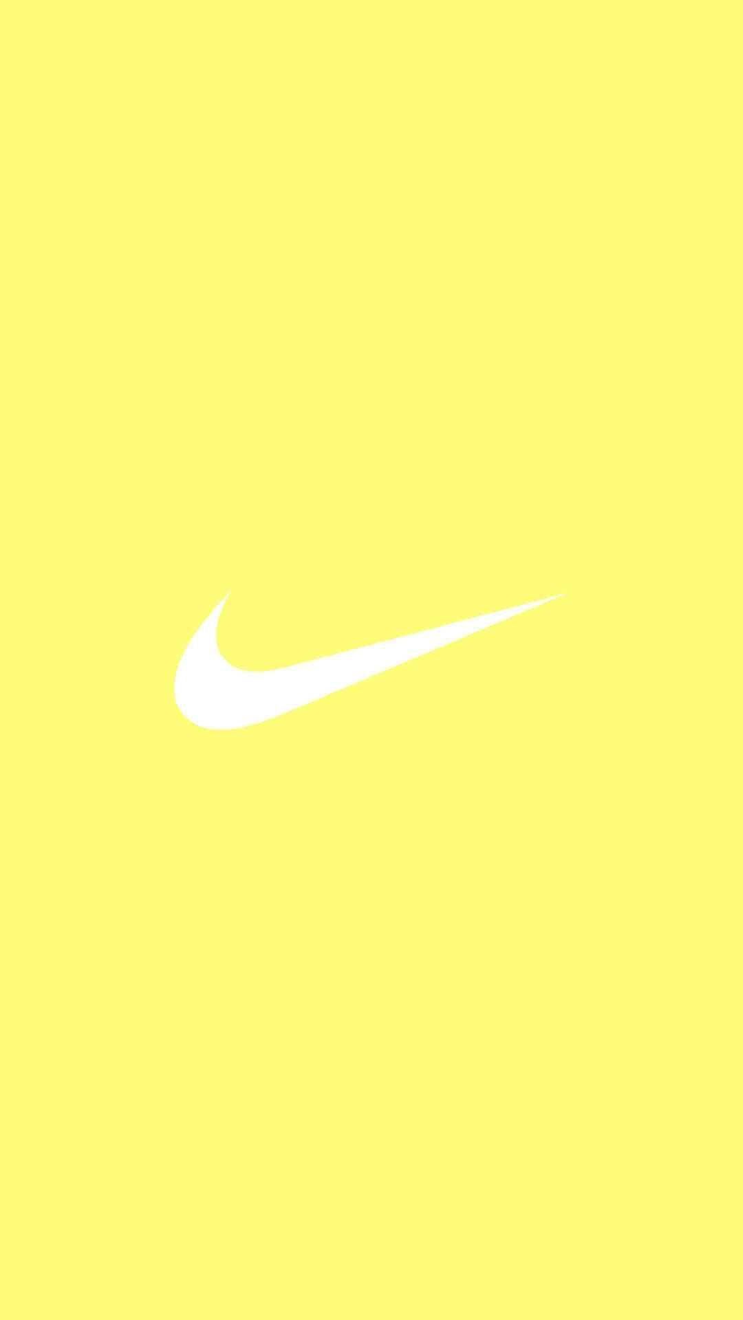Fortryllende stænk af sød pastelgul æstetik med ikonisk Nike-logo Wallpapers