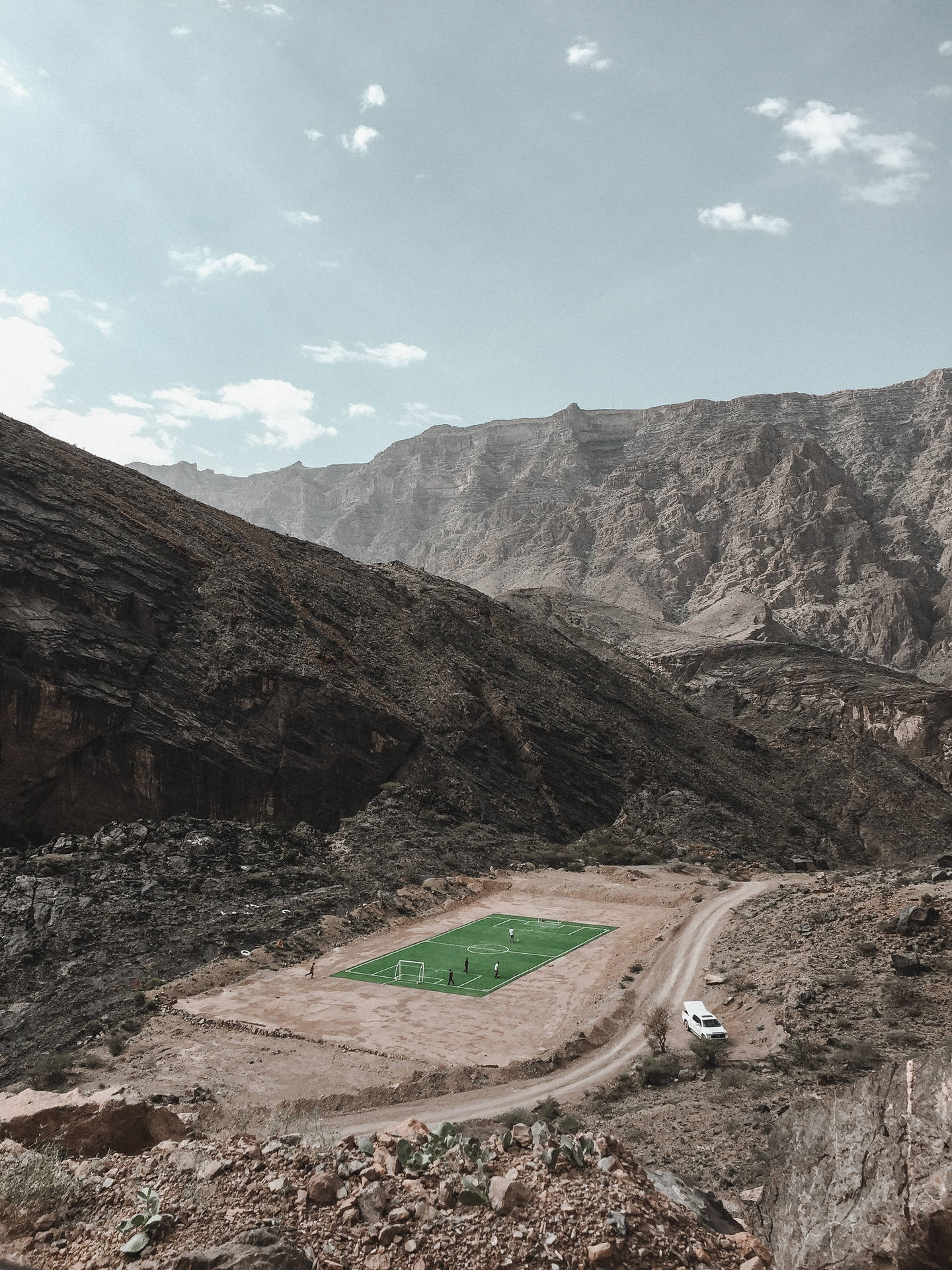 Fugleperspektiv af fodboldstadion i bjergområde baggrundsbillede. — Fodbold Wallpapers