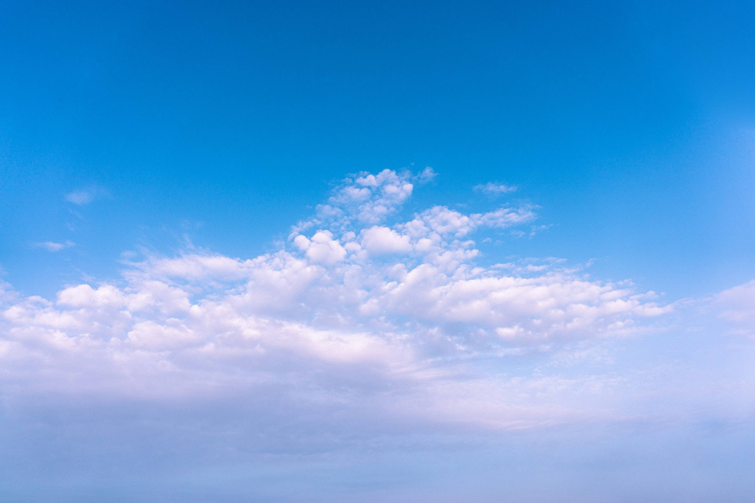 Fredelig solskinsdag under den skyede himmel Wallpapers