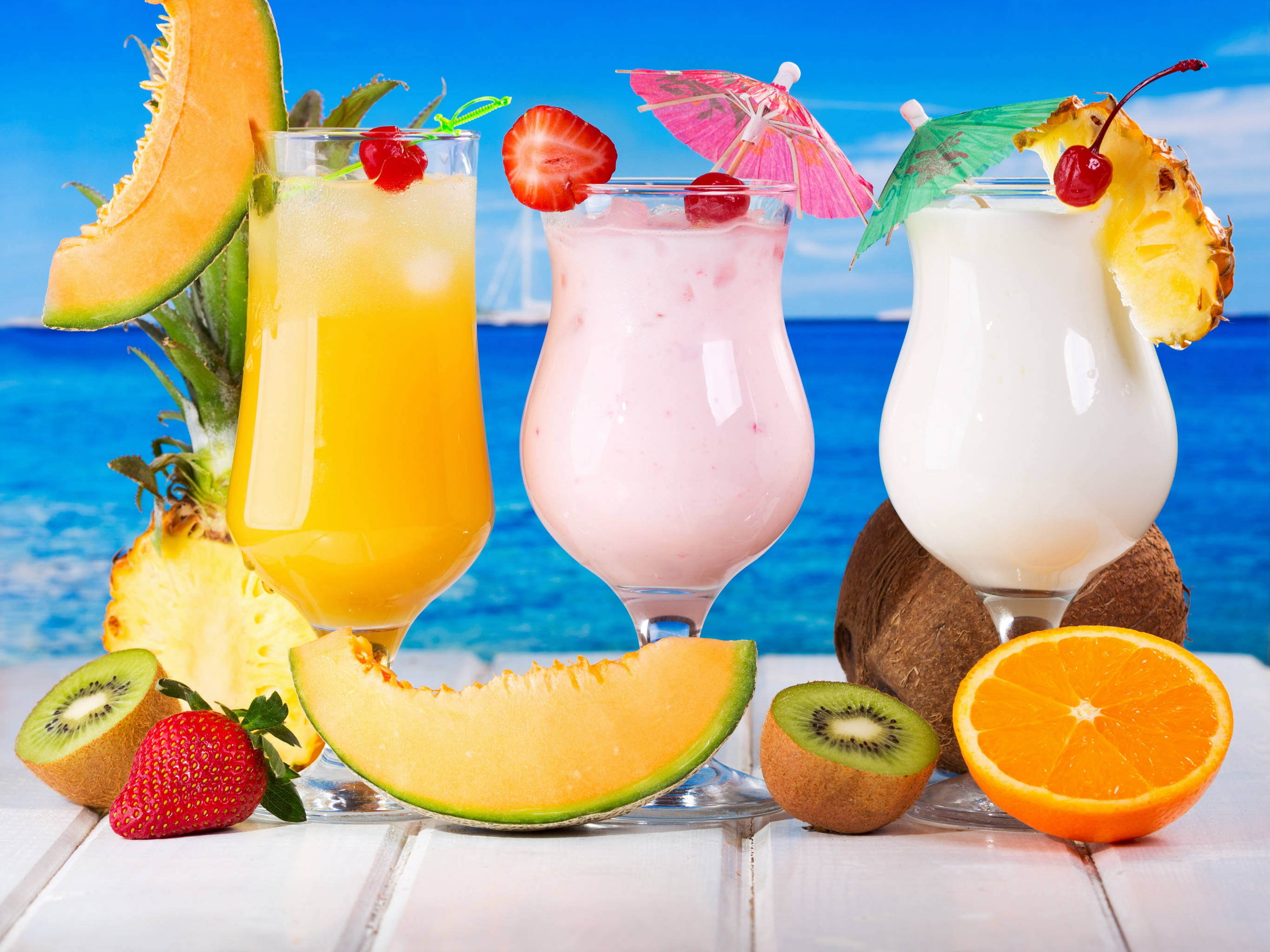 Frugtige glas med tropiske drinks Wallpapers
