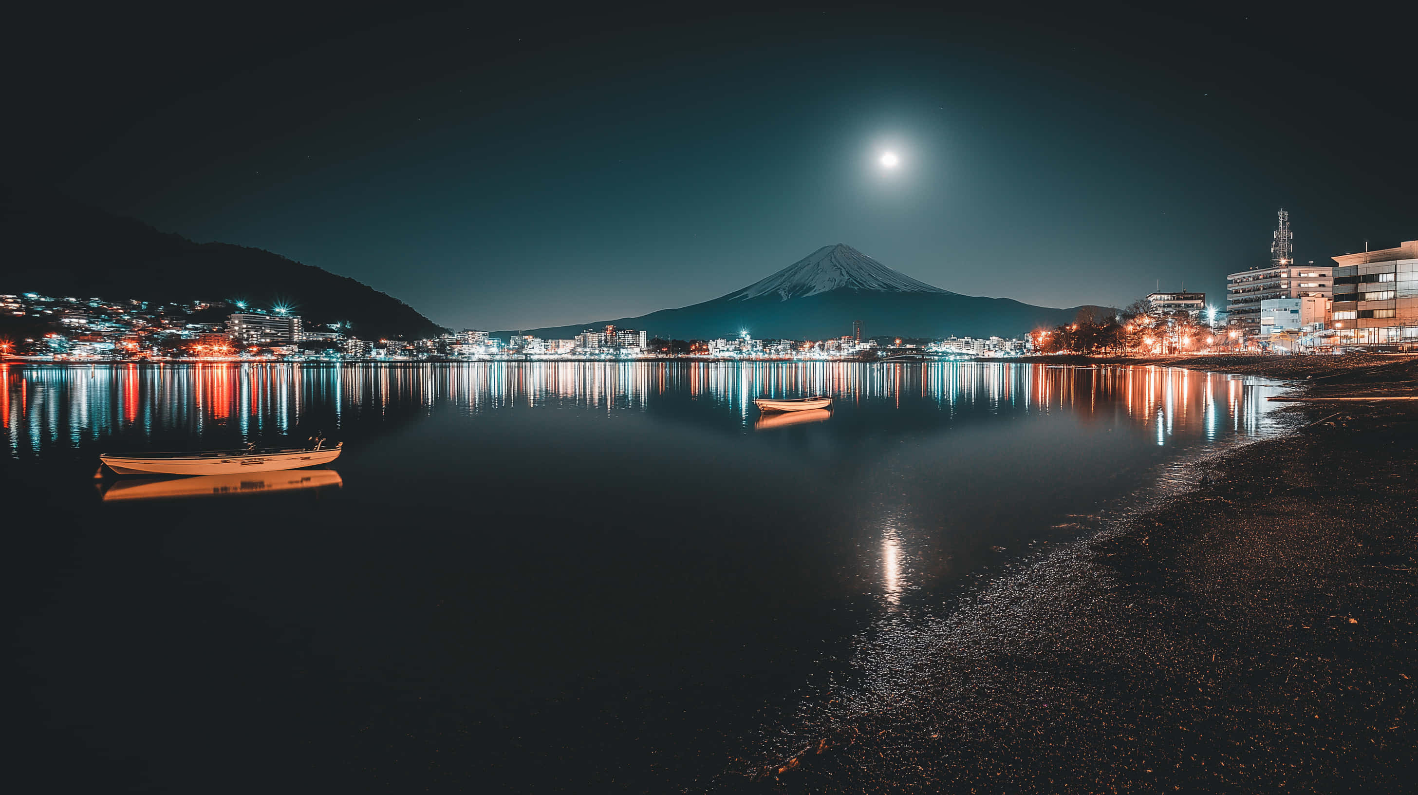 Fuji-bjerget spejlet i søen med bylys om natten Wallpapers