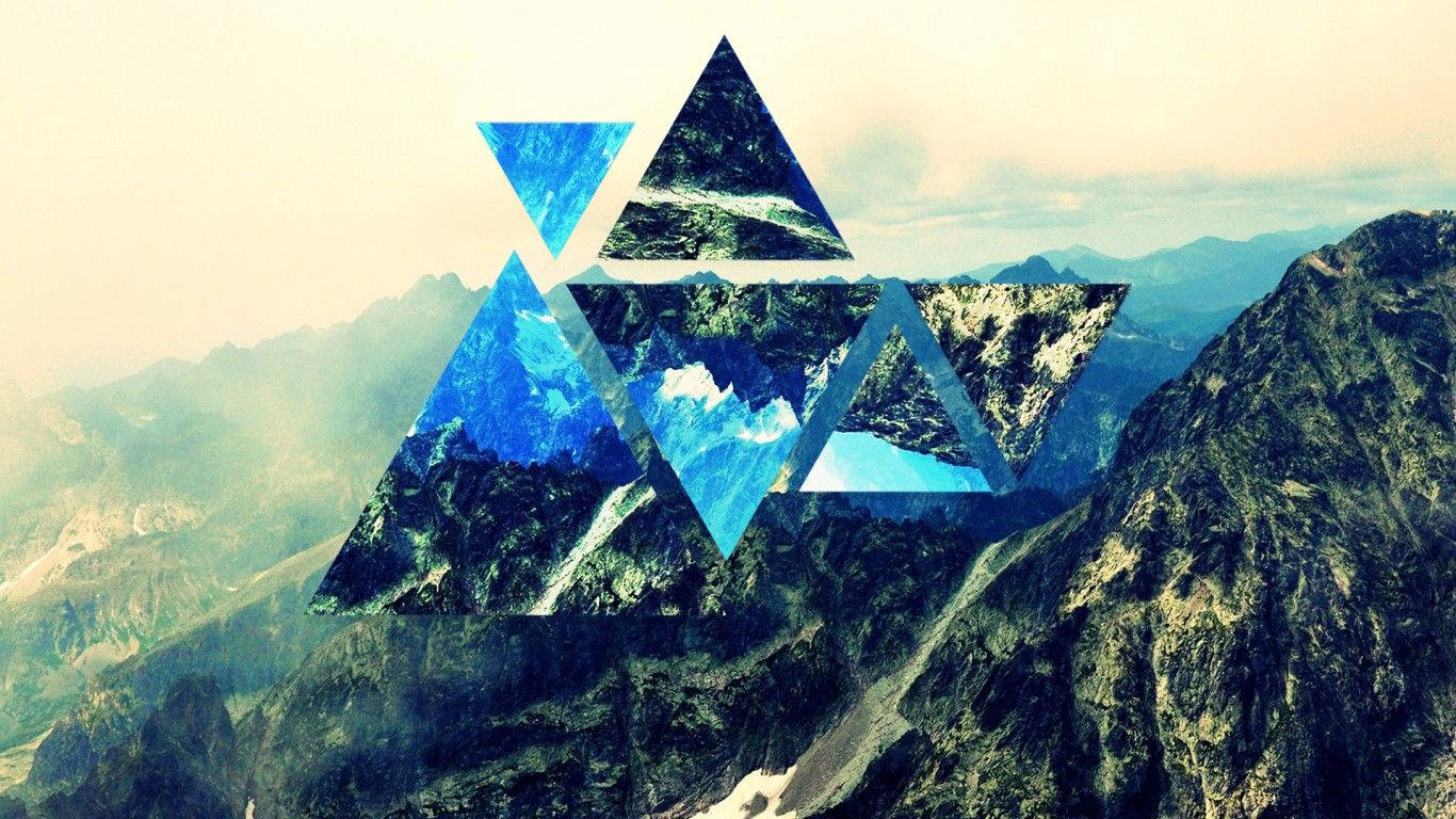 Geometrisk polyscape med tre skarpe stentrekantter foran et sneklaedt bjerg Wallpapers