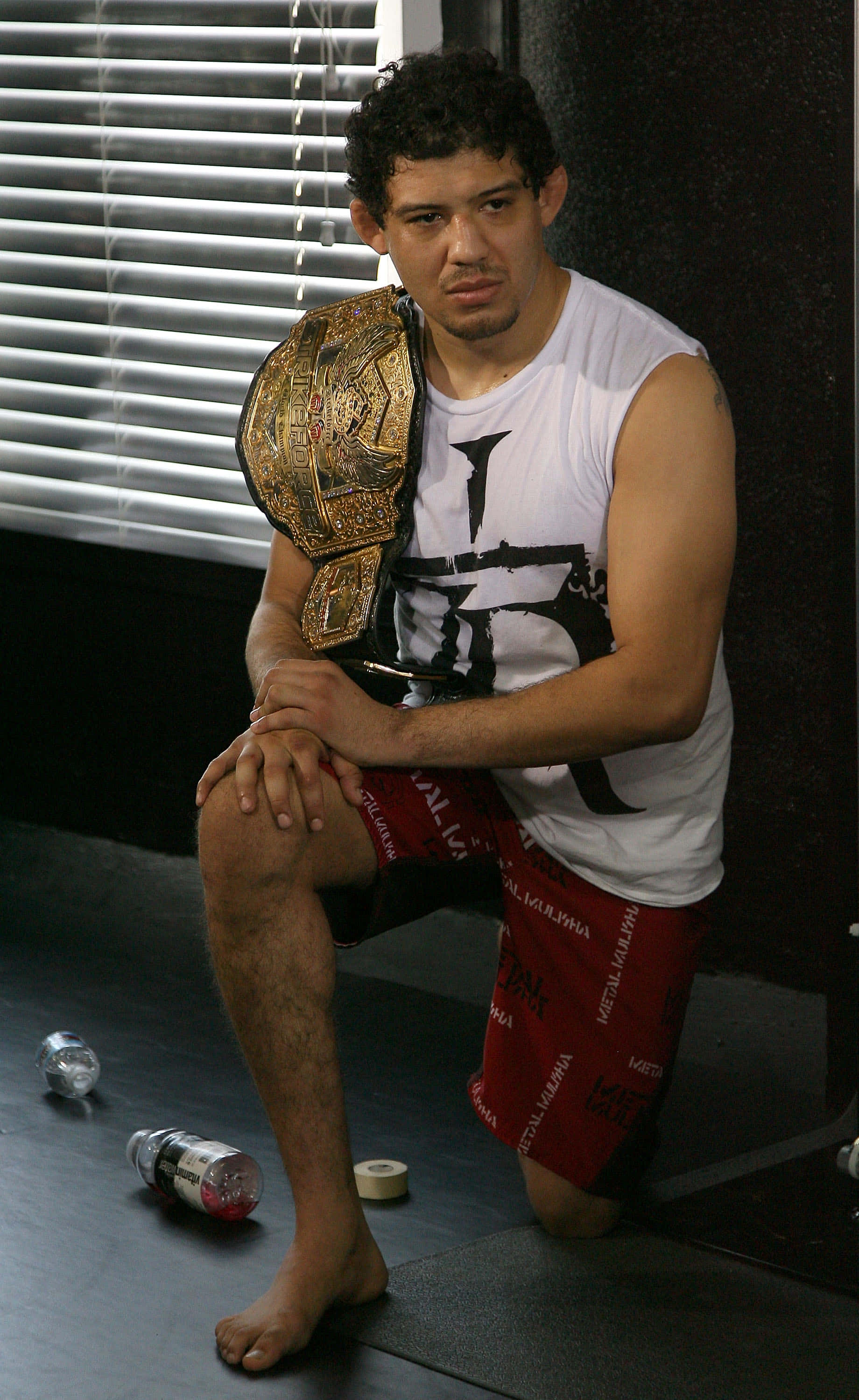 Gilbert Melendez Strikeforce Letvægtsmester knælende Wallpapers