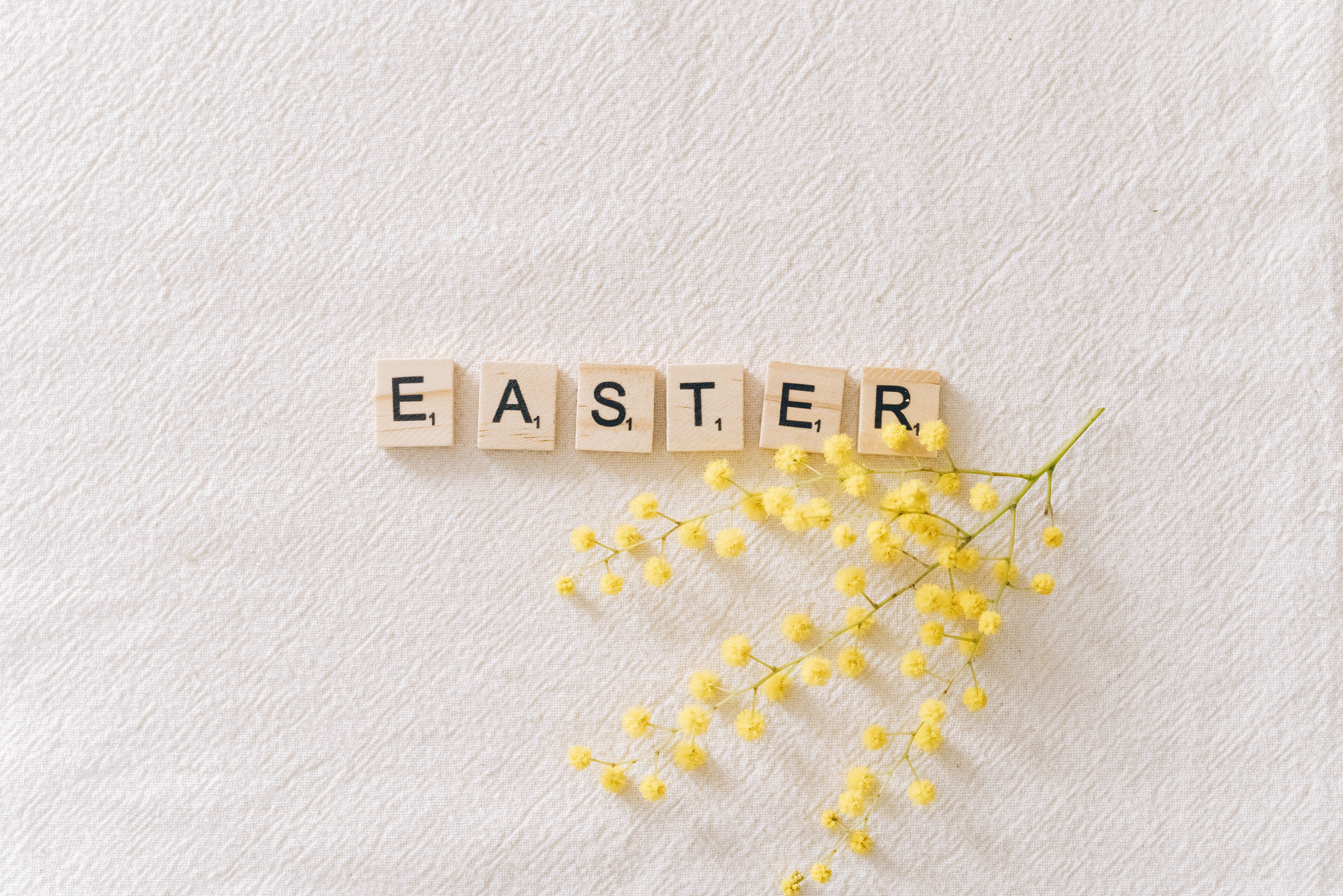 Glædelig Påske Scrabble Brik Med Gul Blomst Wallpapers