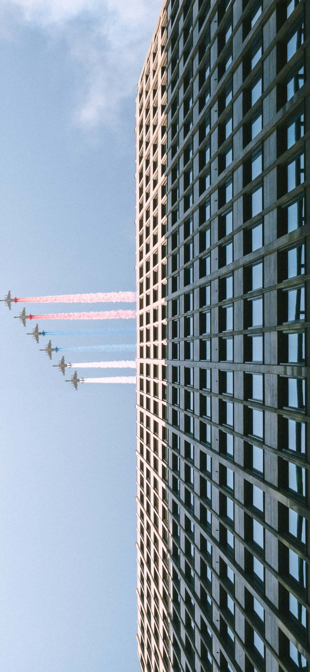 Glødende solnedgangshimler over et lille kommercielt fly. Wallpapers