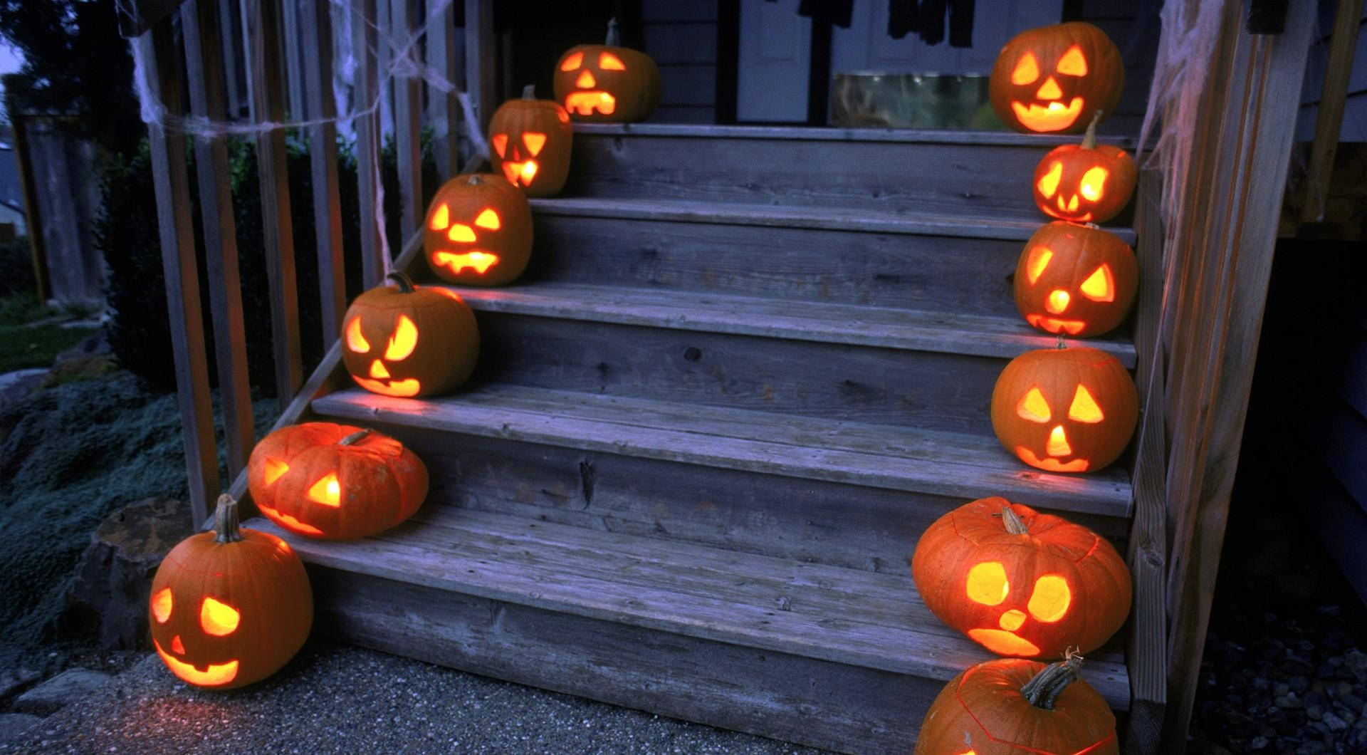 Gør dig klar til en uhyggelig og spændende Halloween i dette hjemsøgte hus! Wallpapers