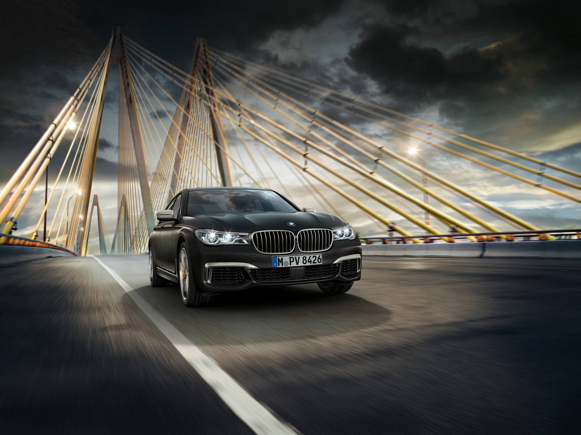 Sort BMW M760Li xDrive bil ved hængebro baggrundsbillede — Bmw Wallpapers
