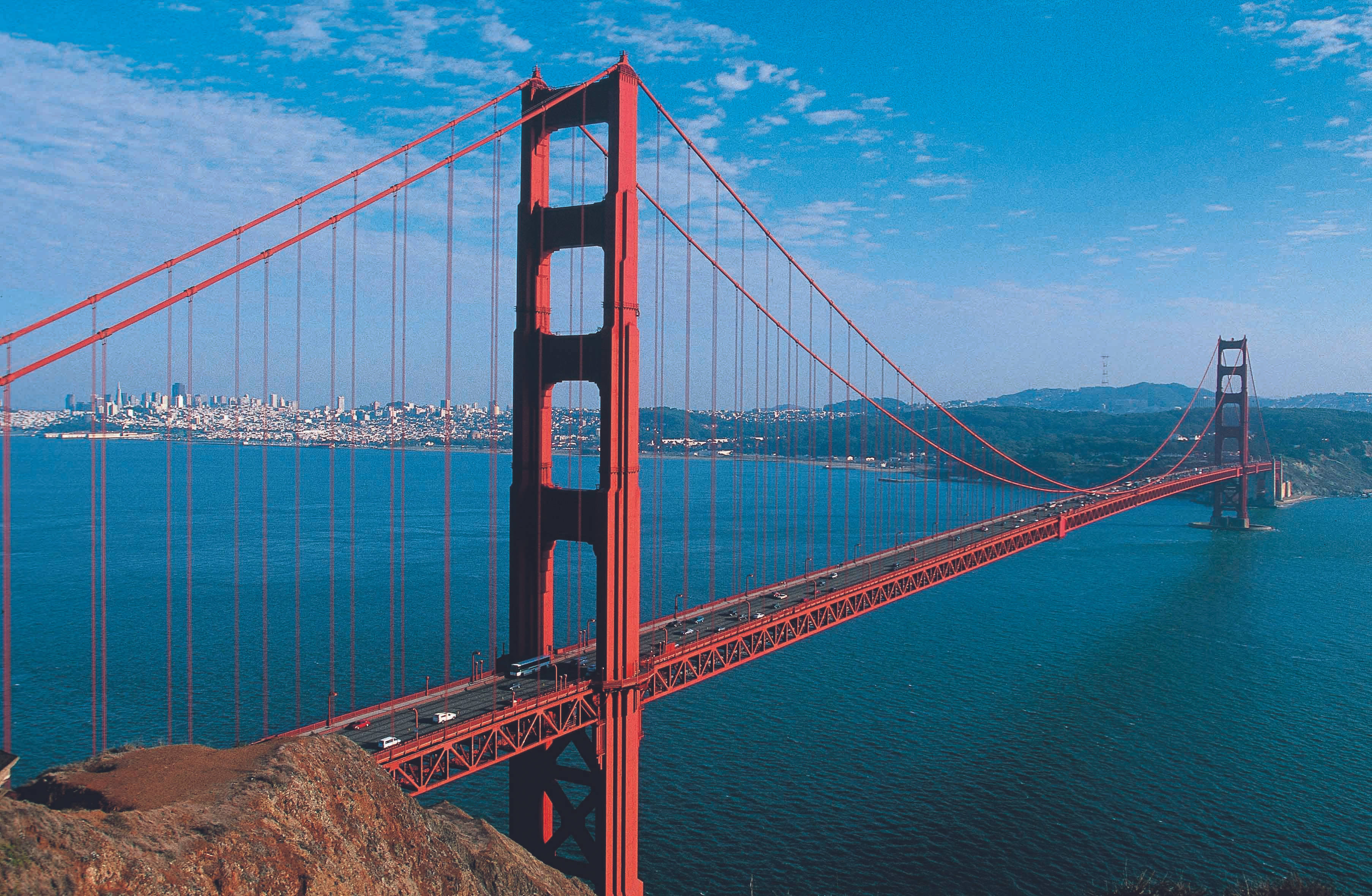 Golden Gate Bridge hængende over blåt vand Wallpapers