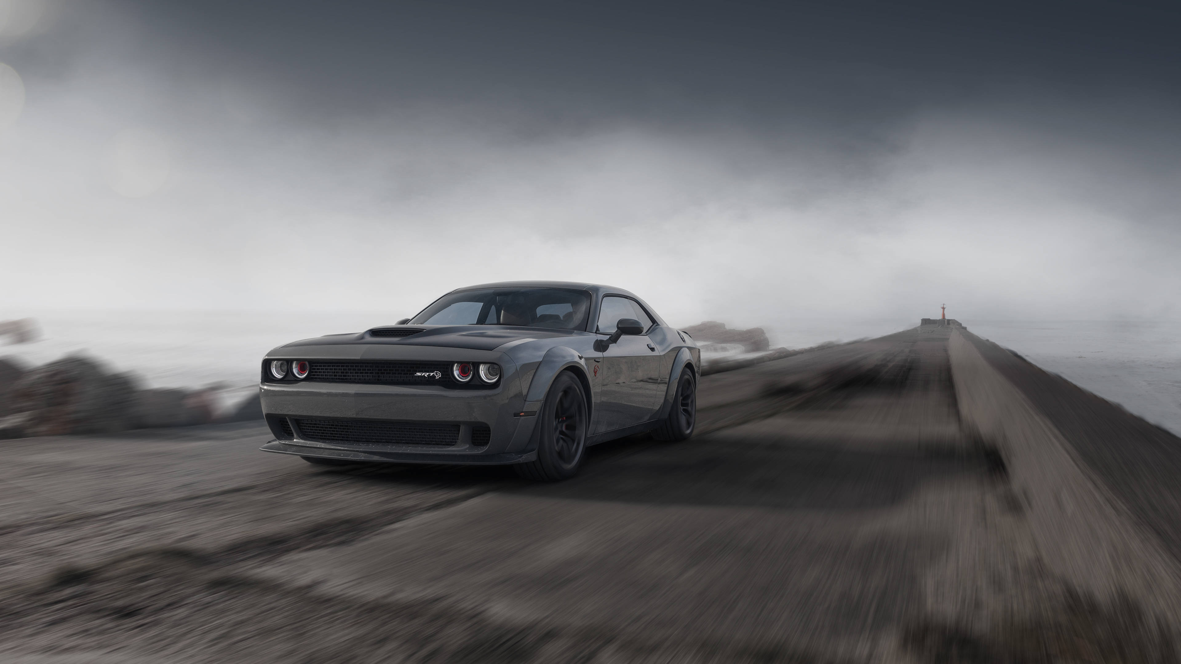 Grå Dodge Challenger Demon 4K på en røgfyldt vej Wallpapers