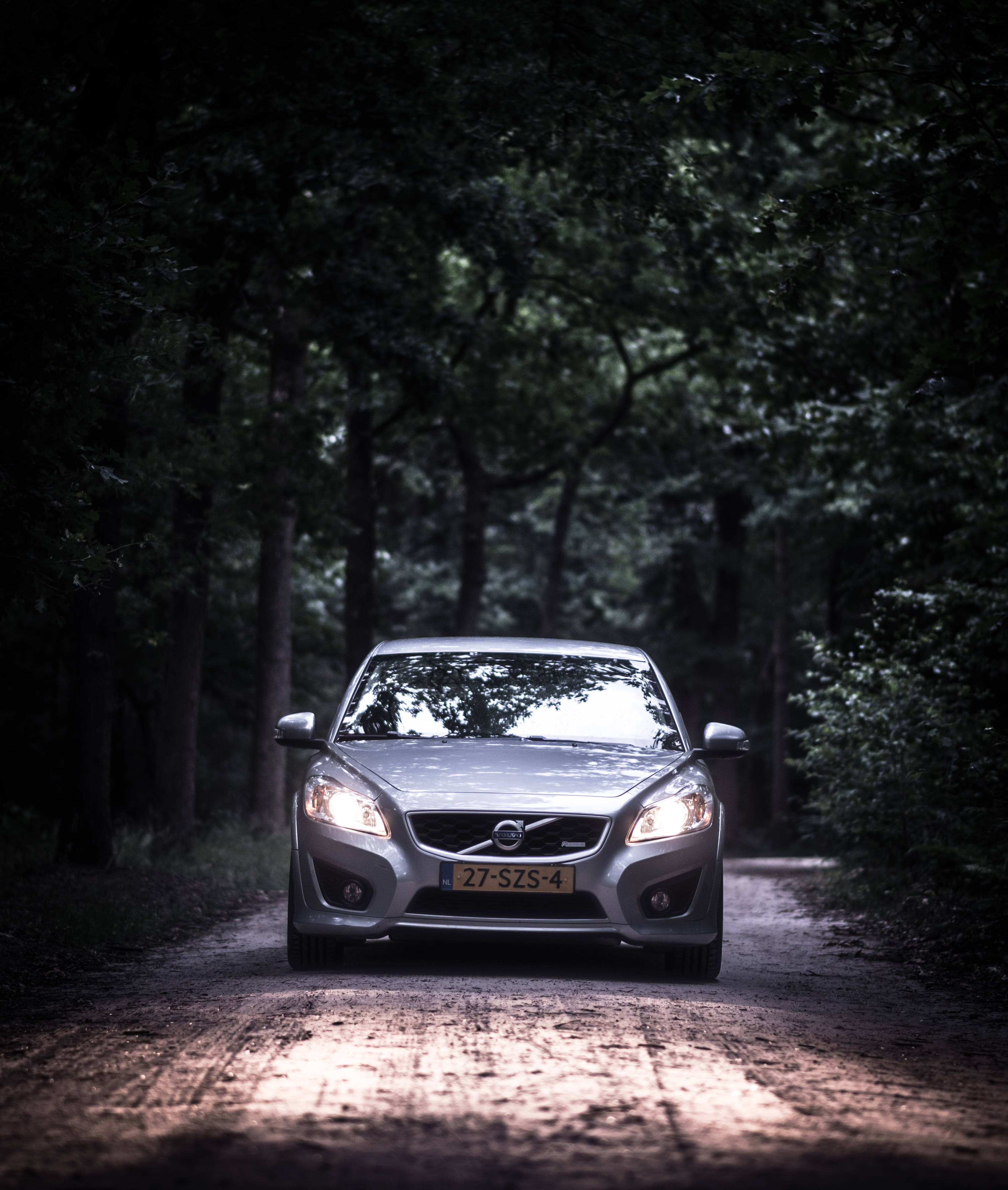 Kørende Grå Volvo Sedan Wallpapers