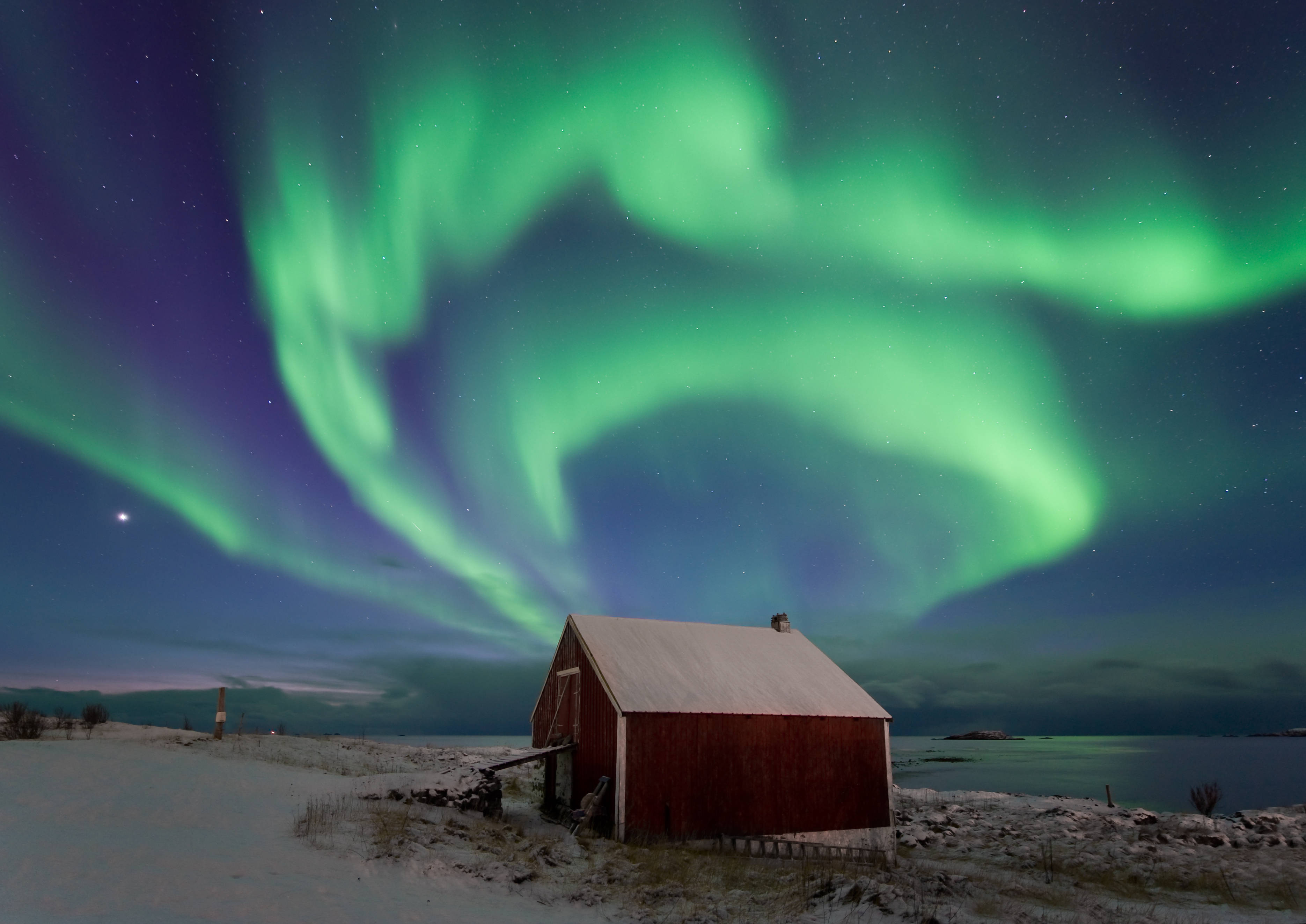 Grøn himmel med rød hytte Wallpapers