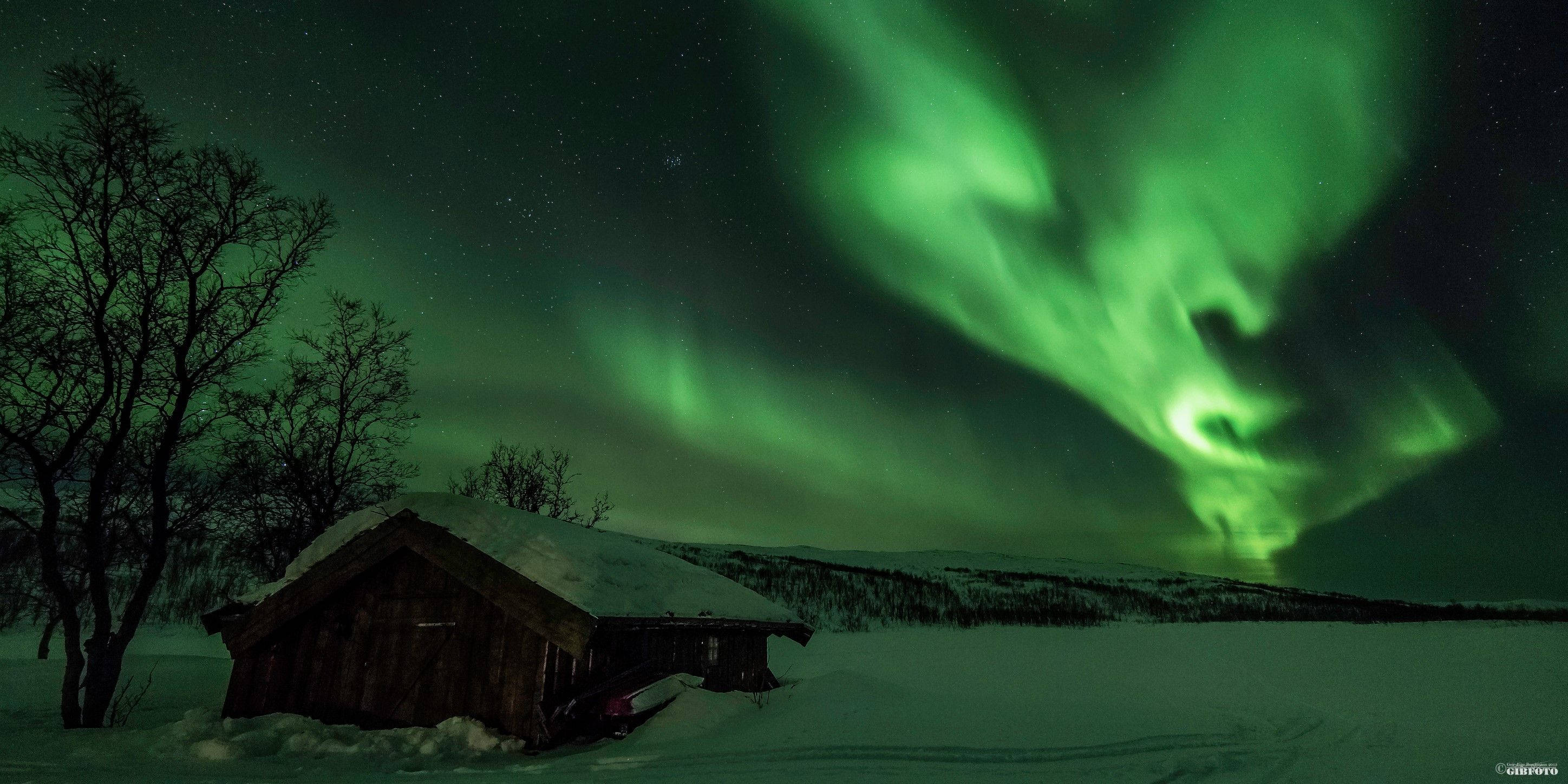 Grøn himmel med en hytte Wallpapers