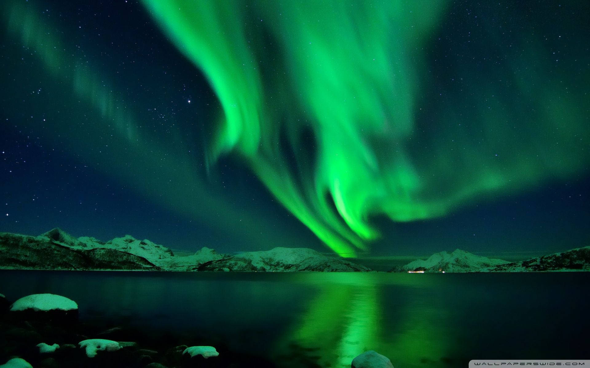 Grøn himmel over sneklædte bjerge Wallpapers