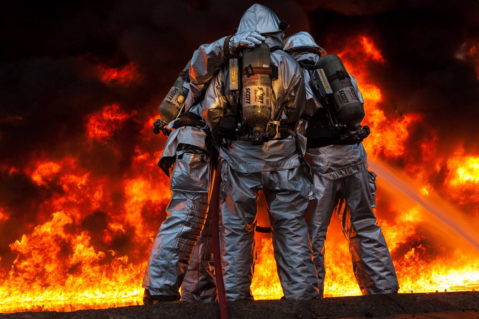 Gruppe af brandmænd, der rykker ud til en brand Wallpapers