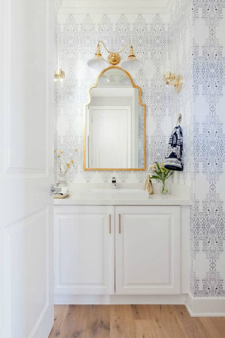 Guldrammet spejl i boho-badeværelse ved stranden Wallpapers