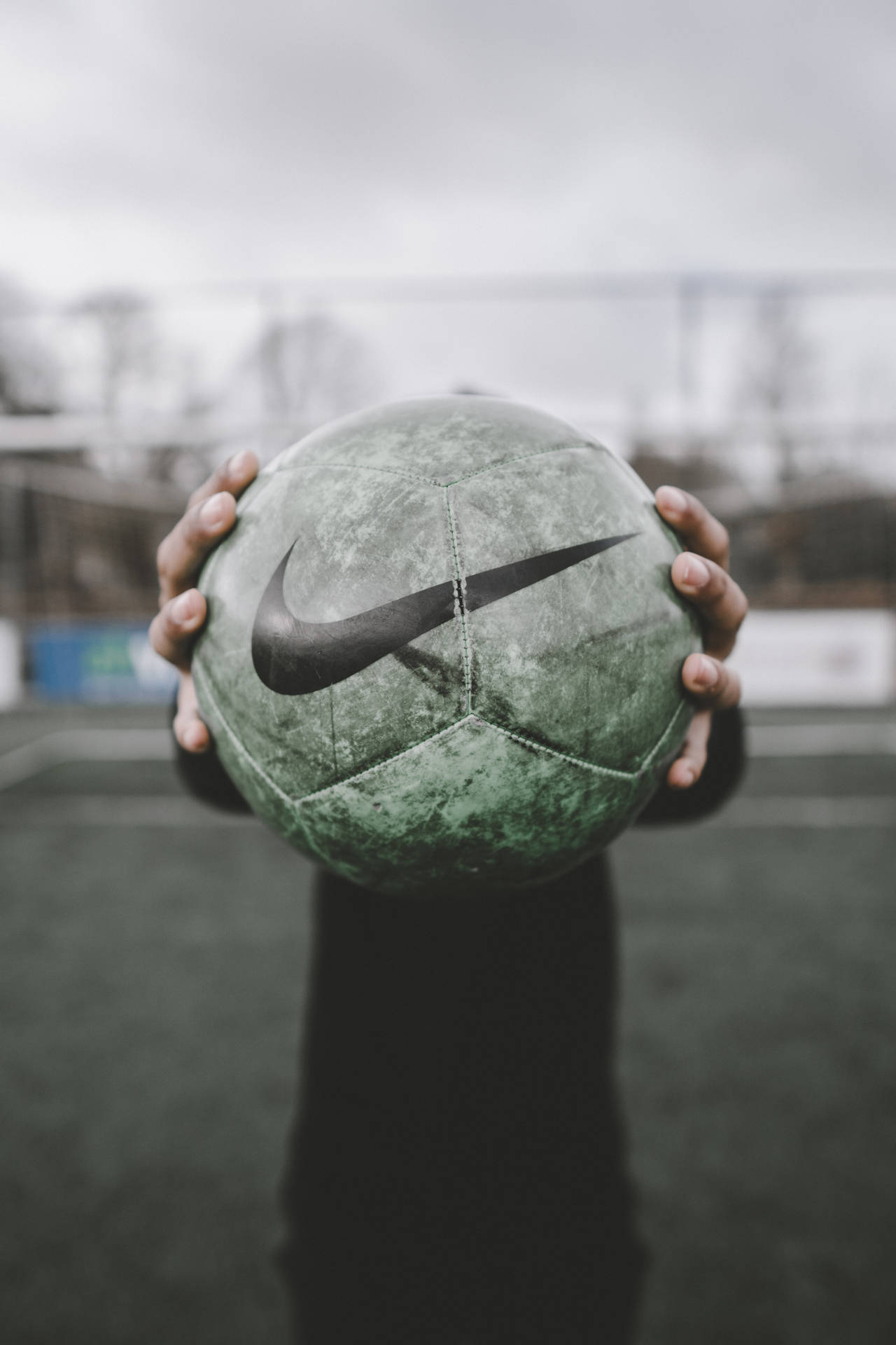 Fodbold i hænder nærbillede mobilbaggrund. — Fodbold Wallpapers