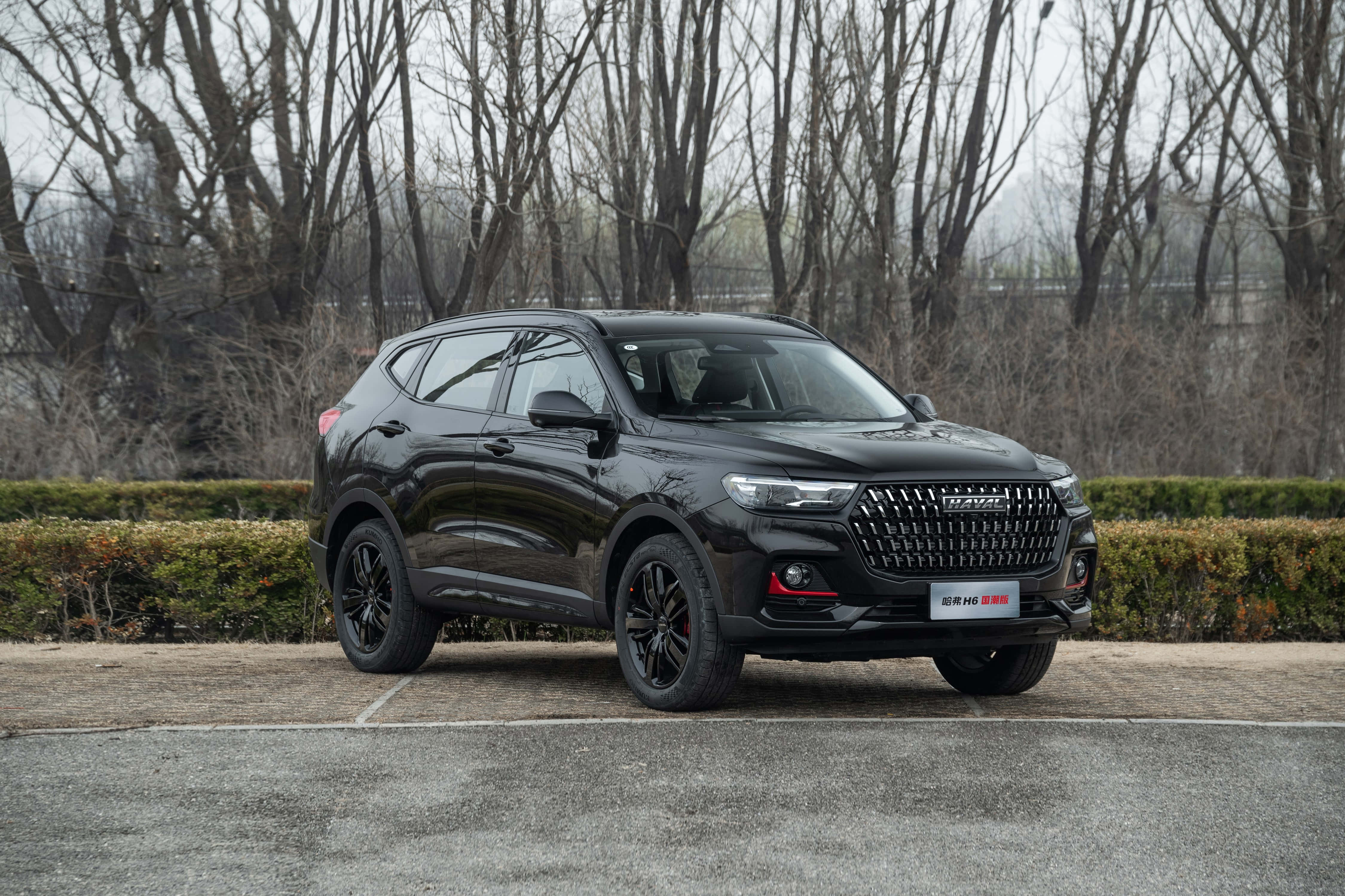 Havals stilfulde SUV kører ned ad vejen Wallpapers