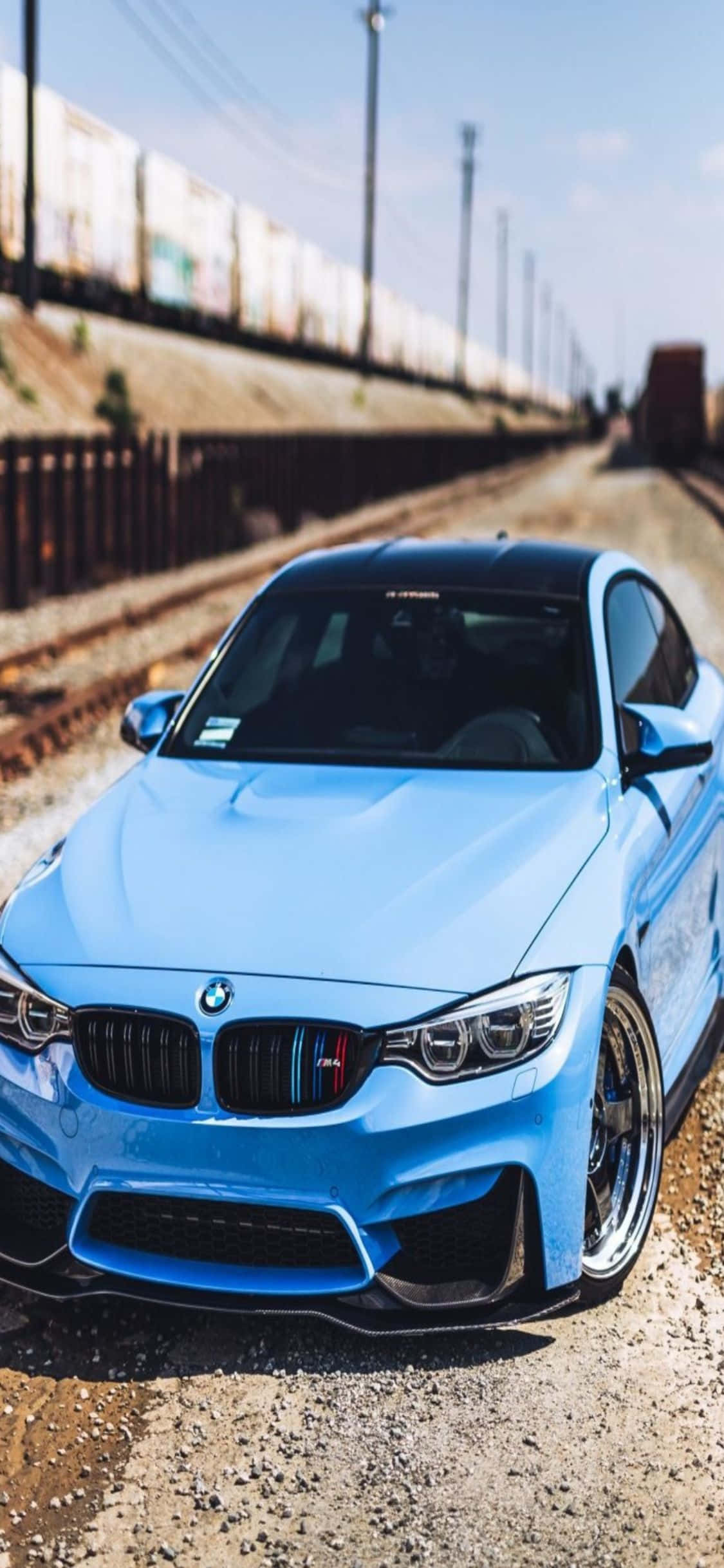 Højteknologisk og luksuriøst. iPhone X og en slank BMW sammen. Wallpapers