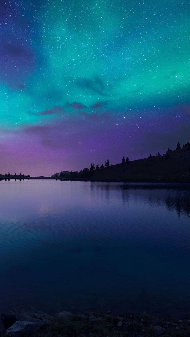 Himlens lys: En nattehimmel, der lyser af den mystiske nordlys. Wallpapers