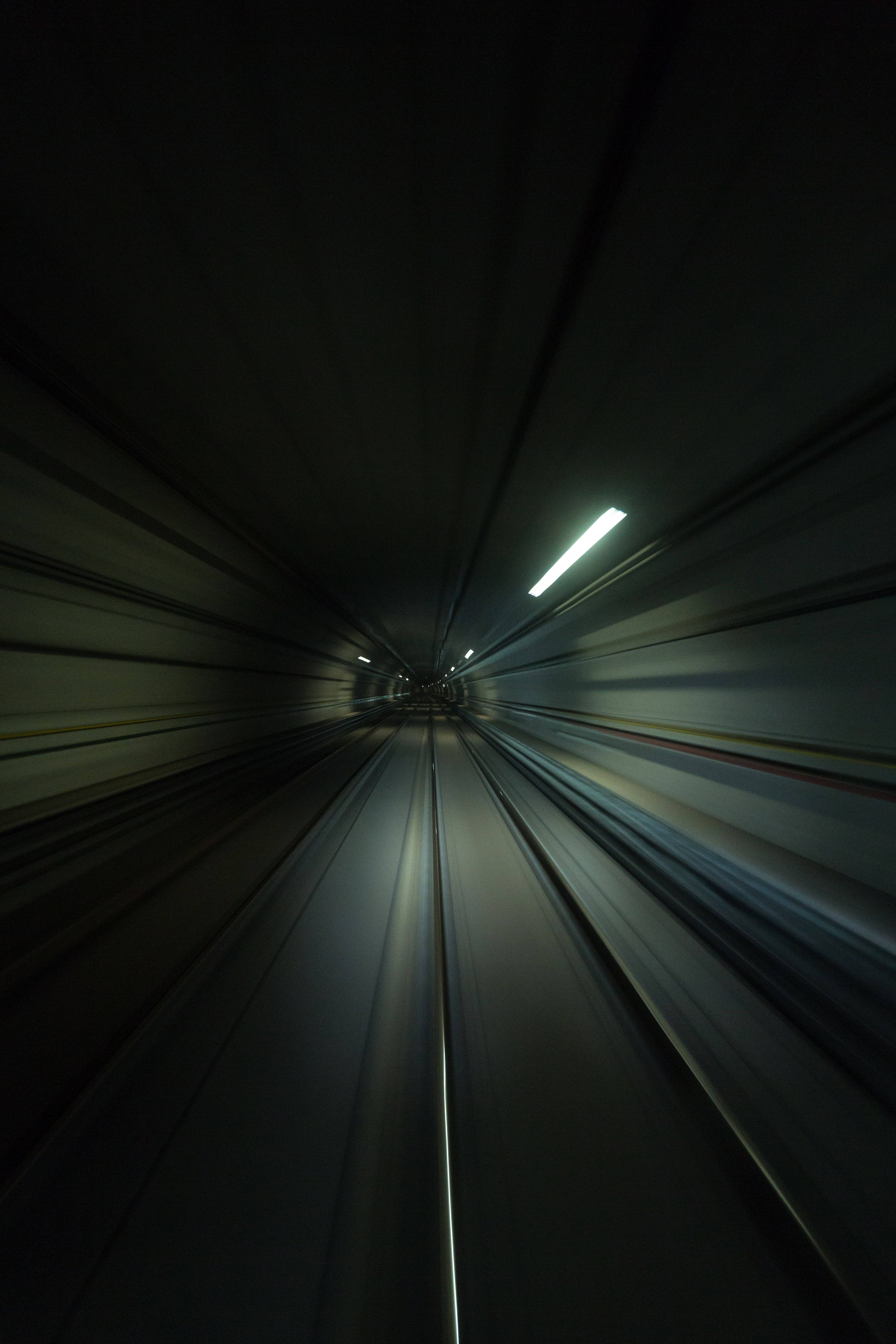 Høj hastighed gennem tunnel iPhone Wallpapers