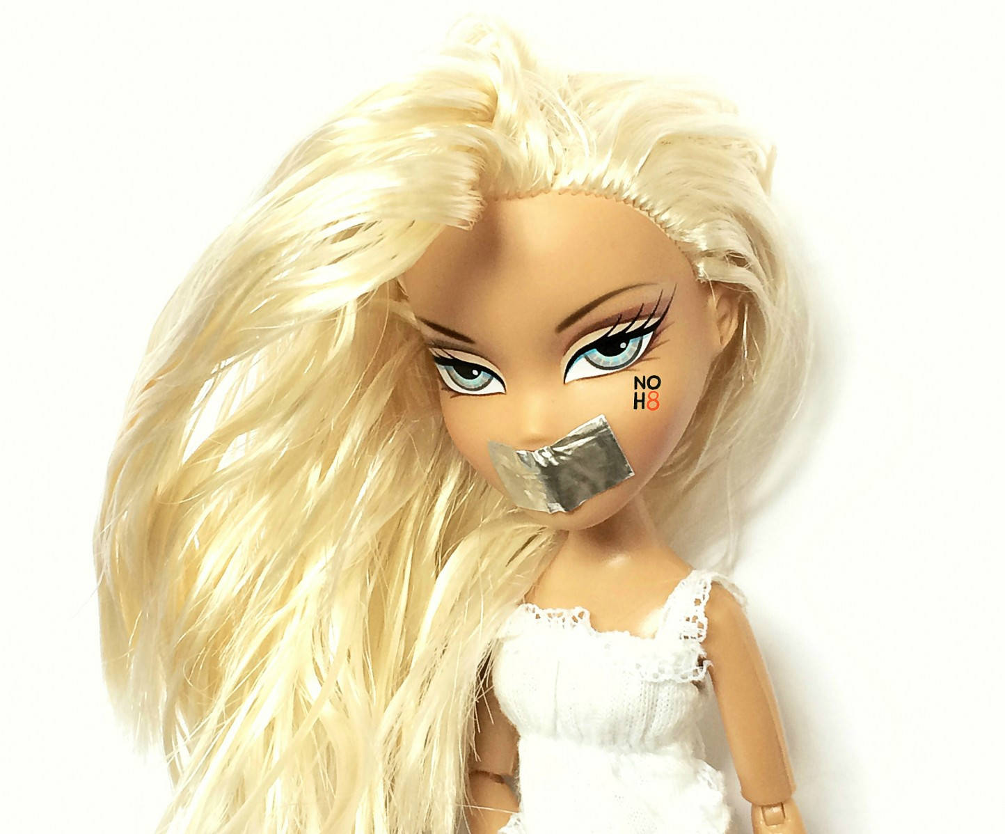 Hostage Bratz Aestetisk Hvid Dukke Wallpapers