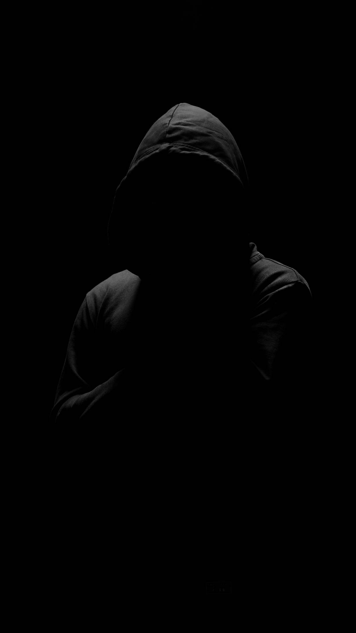 Hætteklædt figur på sort iPhone 6 Plus Wallpapers