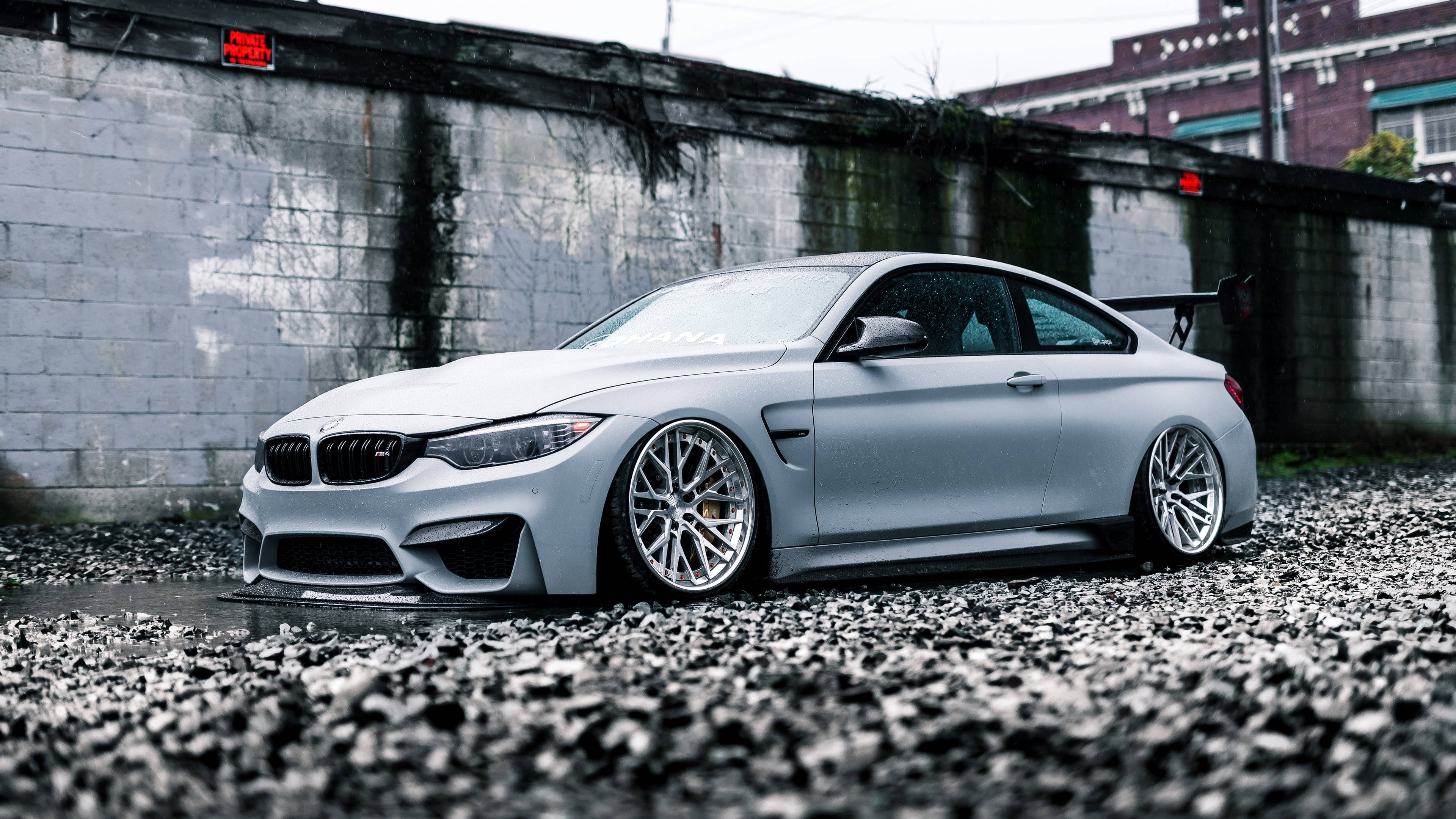 Hvid BMW M4 på stenet underlag Wallpapers