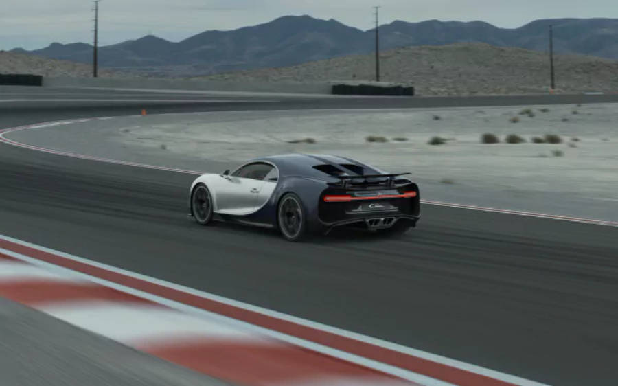 Hvid Bugatti Chiron på racerbane 4K Wallpapers