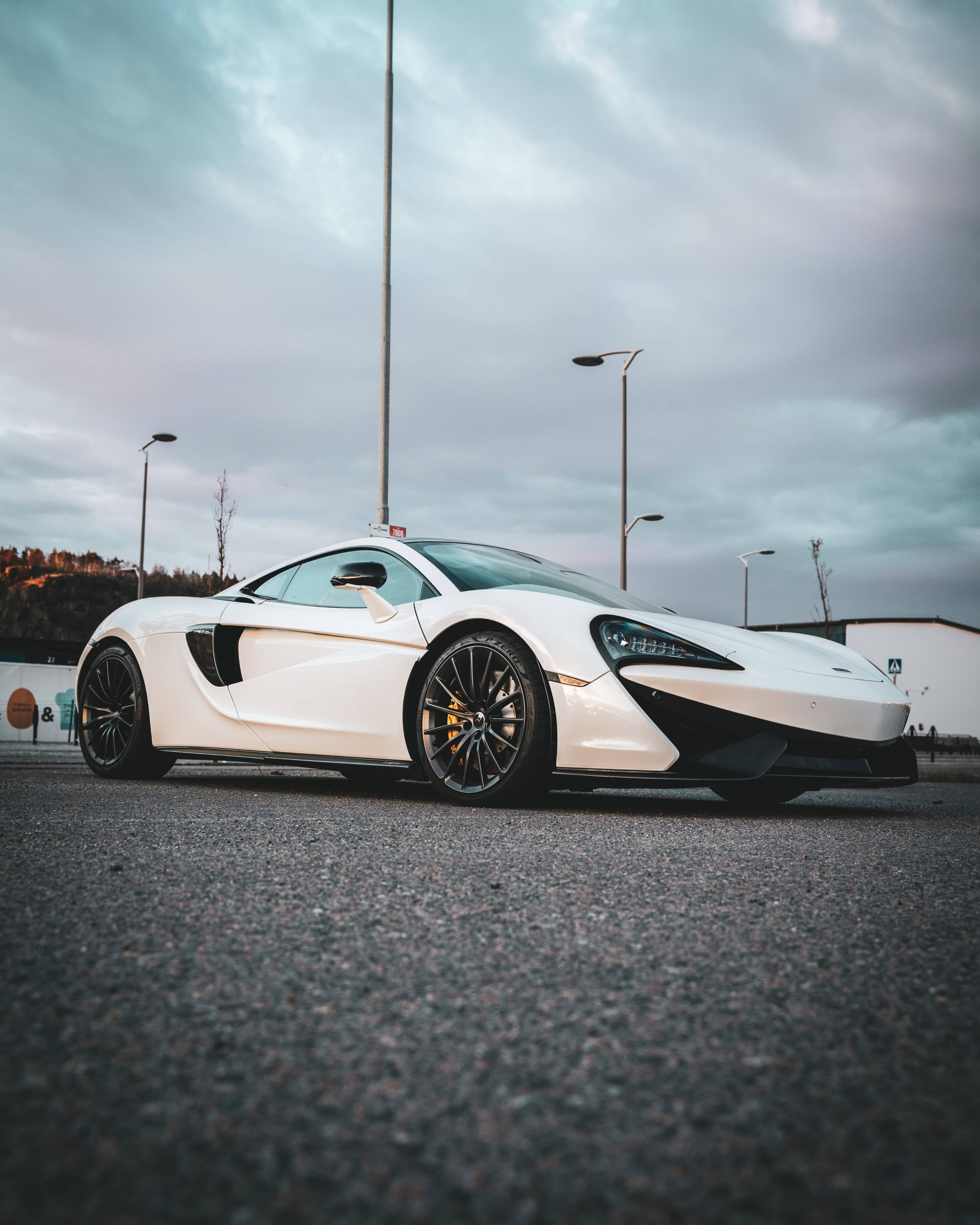 Hvid Bugatti på overskyet dag Wallpapers
