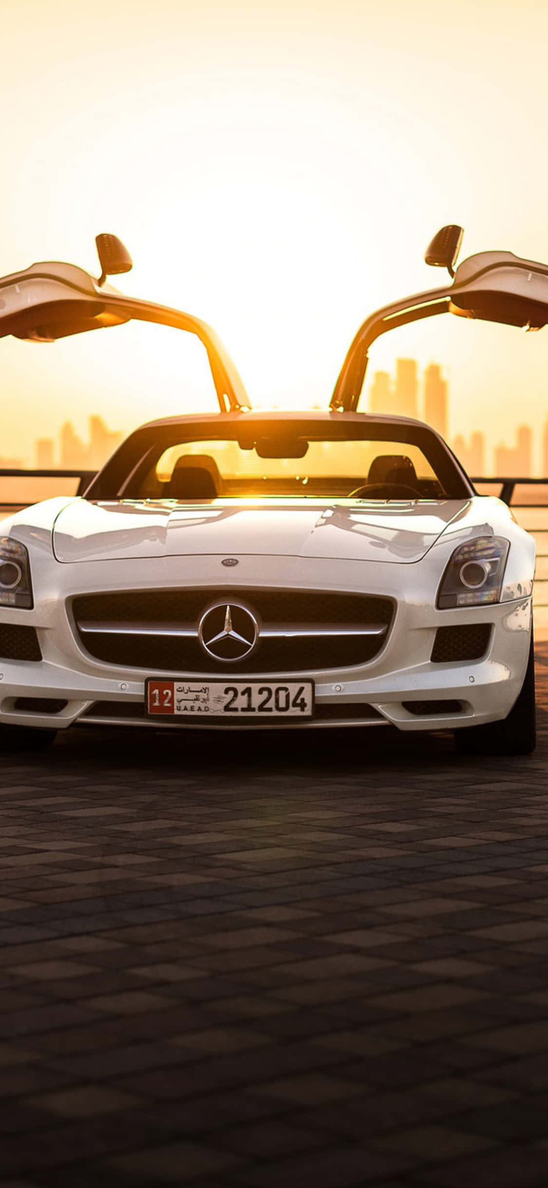 Hvid iPhone Xs Mercedes Amg-baggrund med mågevingedøre Wallpapers