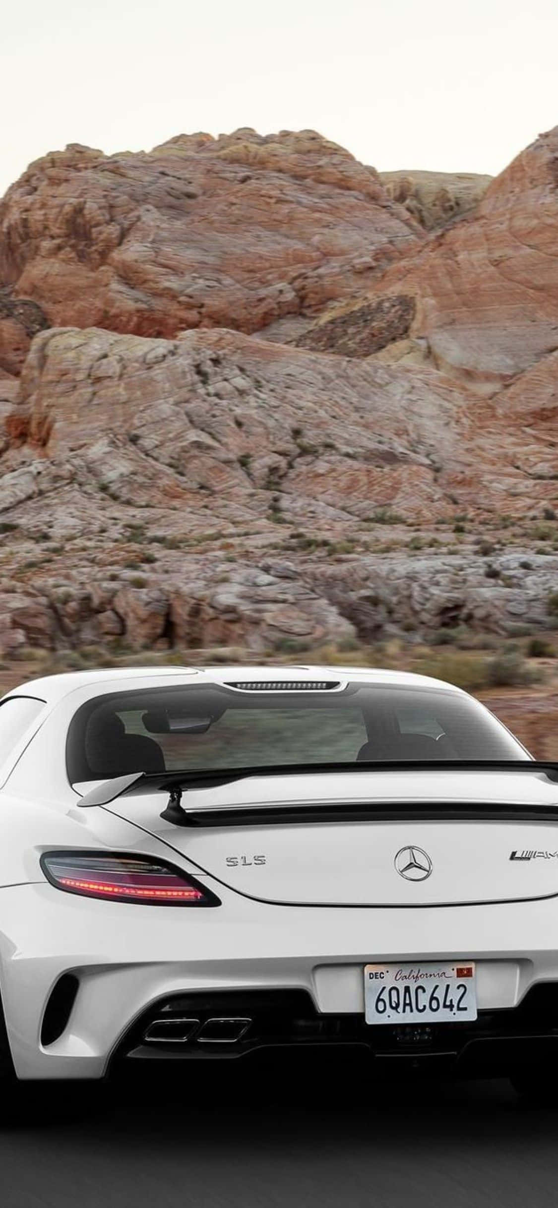 Hvid iPhone Xs Mercedes Amg baggrund Rocky Mountain Wallpapers