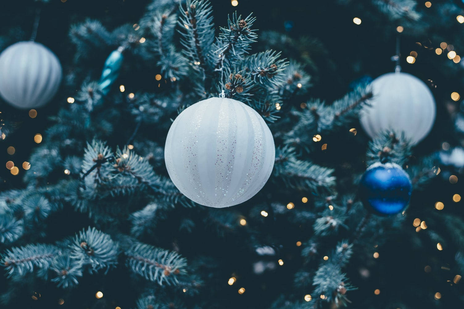 Hvid julekugle på festligt juletræ tæt på Wallpapers