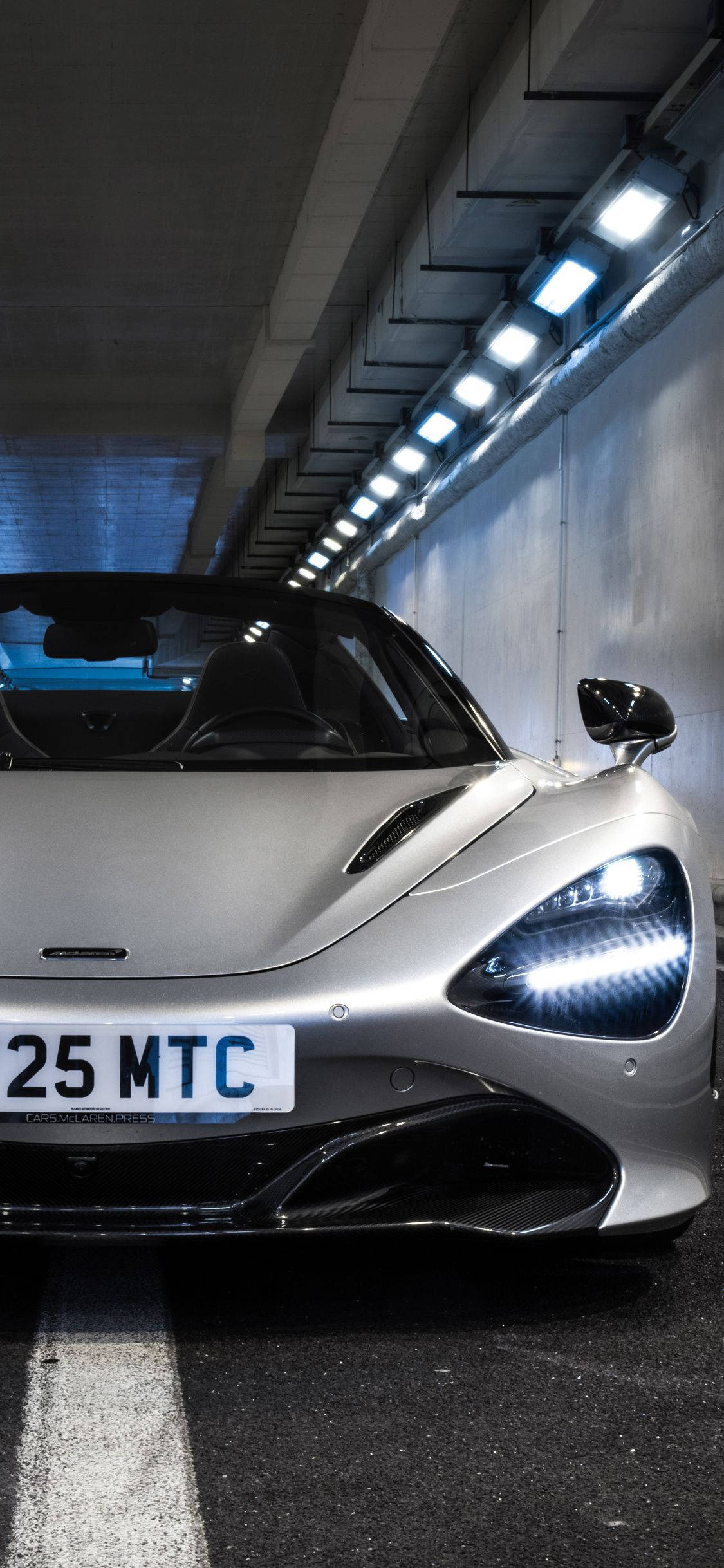 Hvid McLaren 720S i tunnel til telefon Wallpapers