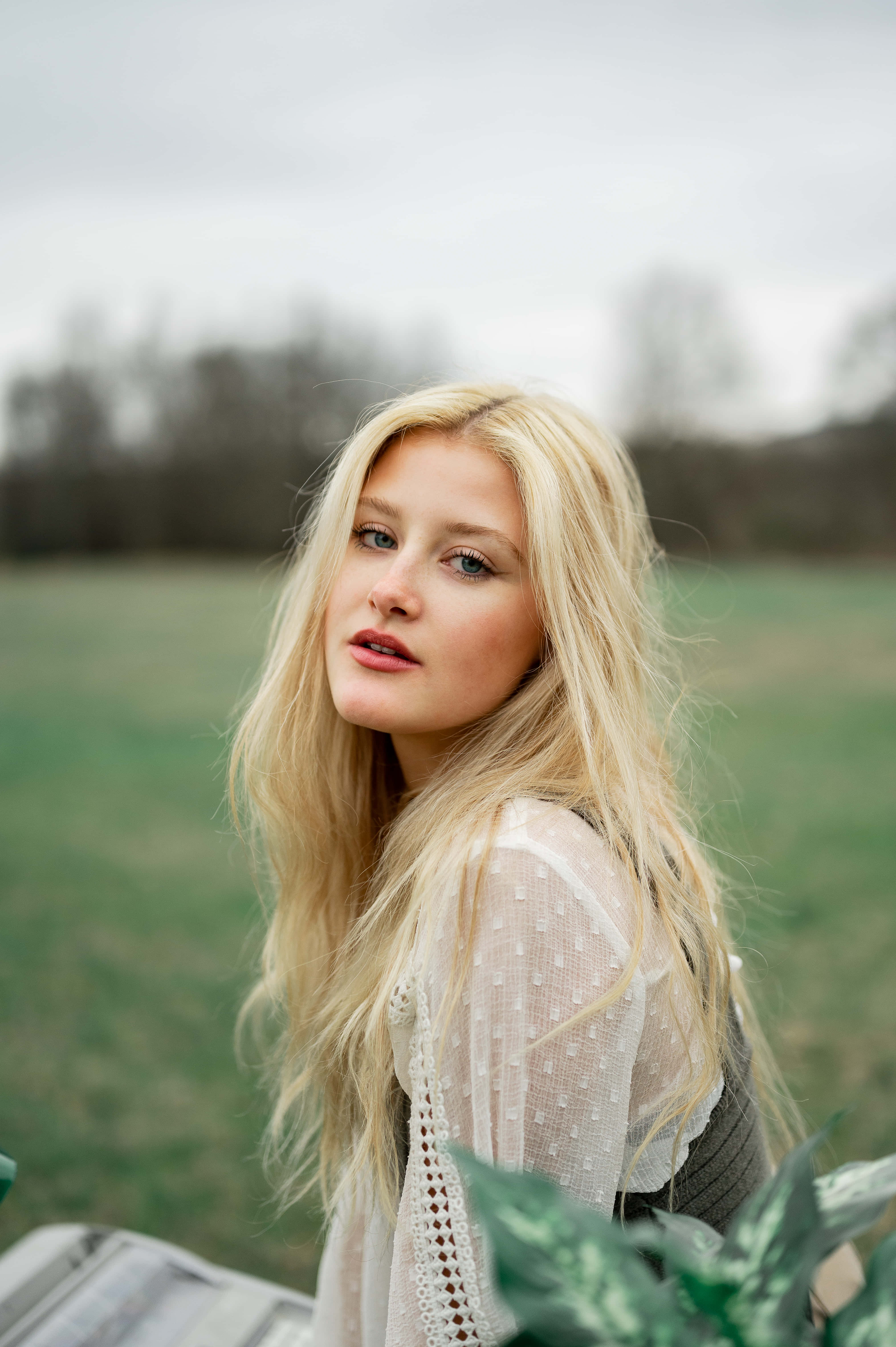 Hvid pige med blond hår Wallpapers