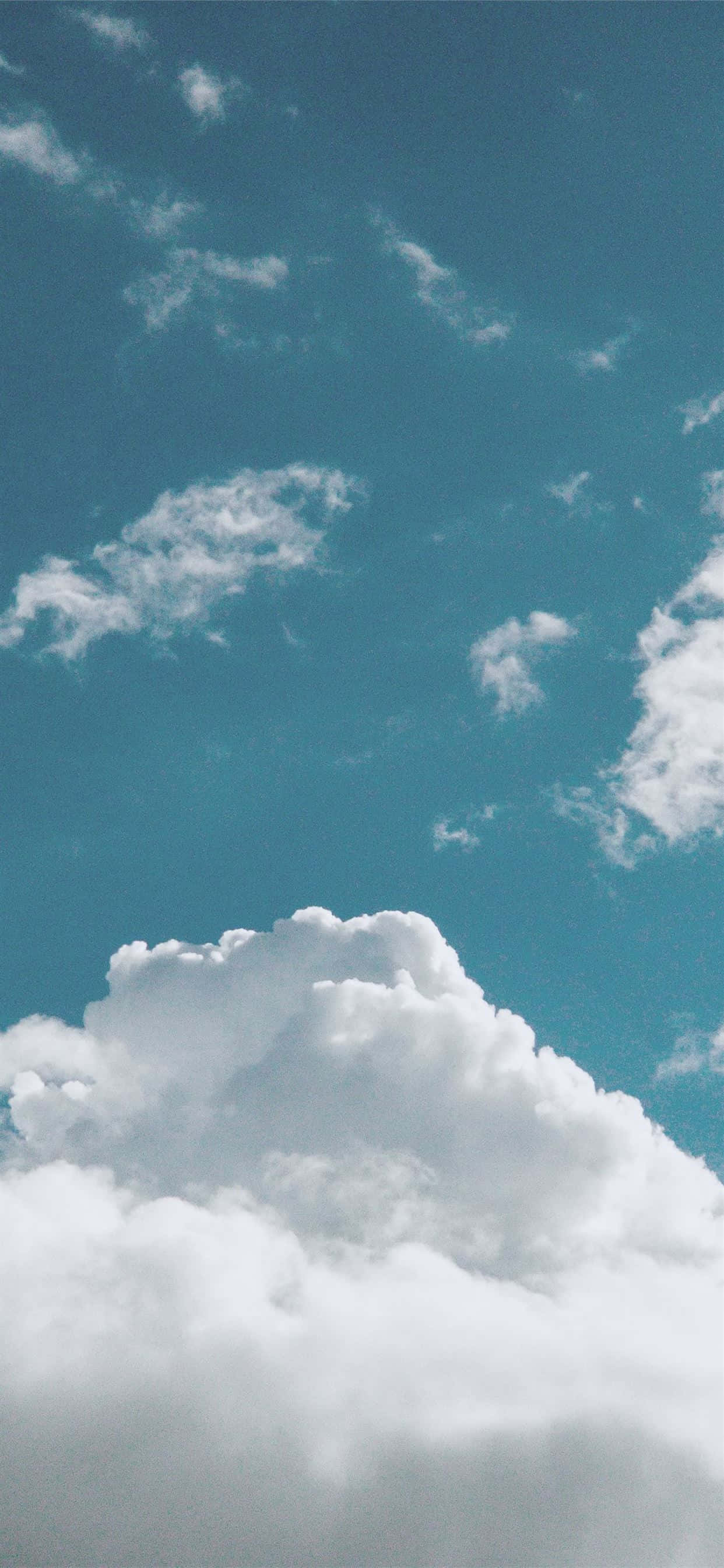 Hvid sky svævende på den blå himmel Wallpapers